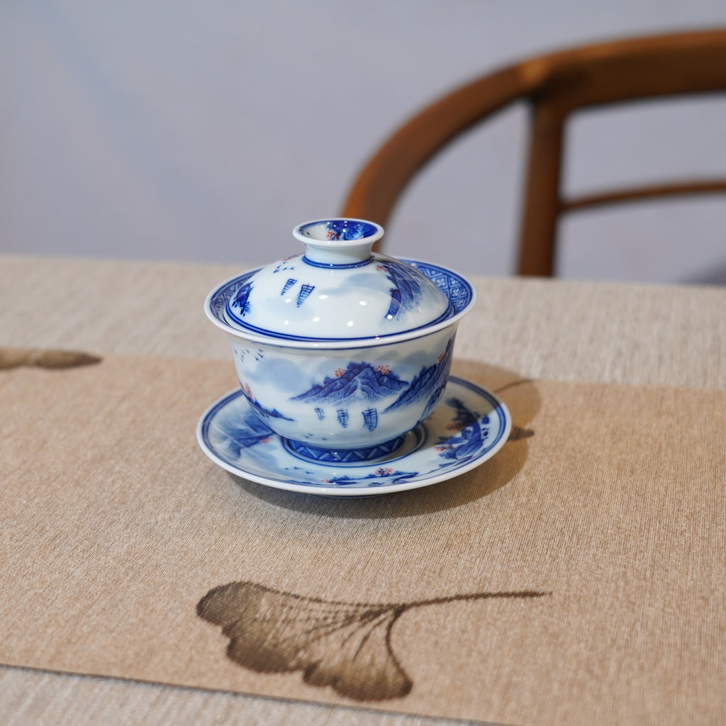 新品*【青花山水】景德鎮手繪青花釉裏紅山水小品三才蓋碗– Cha-Tailor