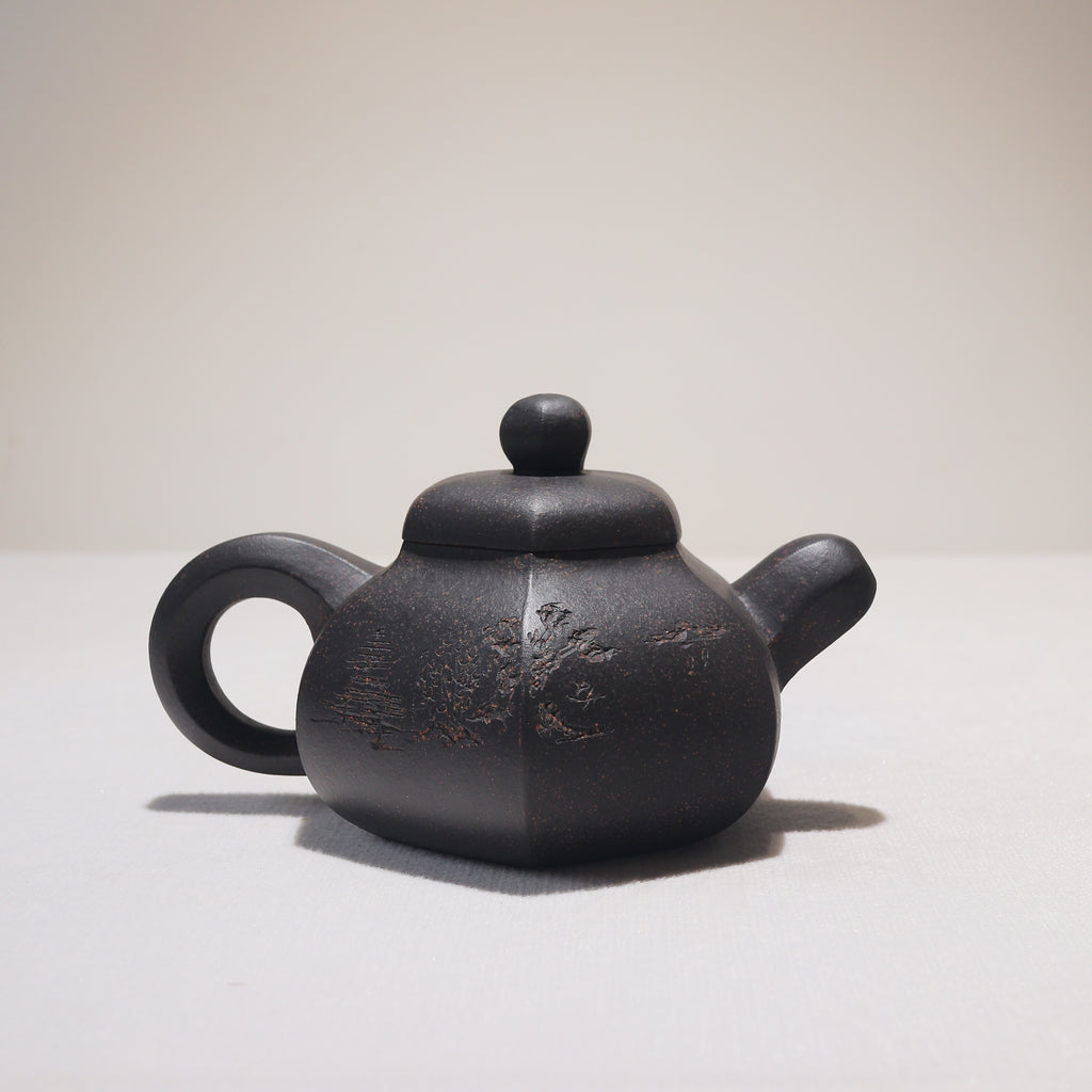 六方容天】烏金砂雕刻字畫紫砂茶壺– Cha-Tailor Tea Specialist