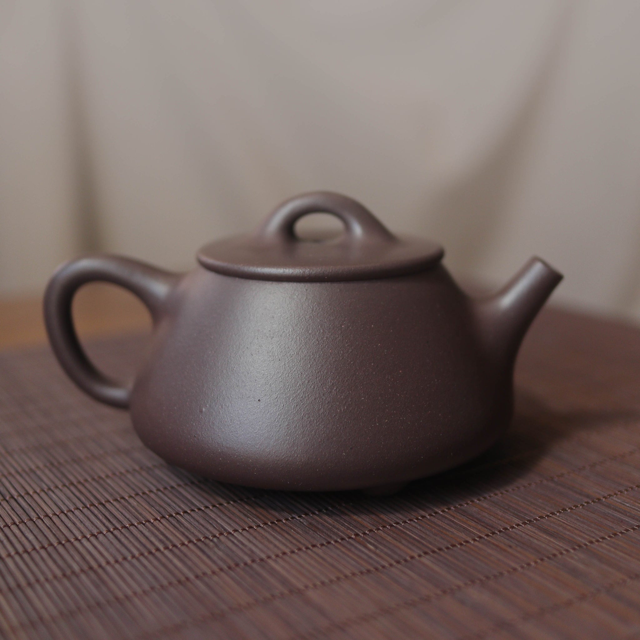 [Flat cover stone scoop] Fully handmade azure clay and purple sand teapot