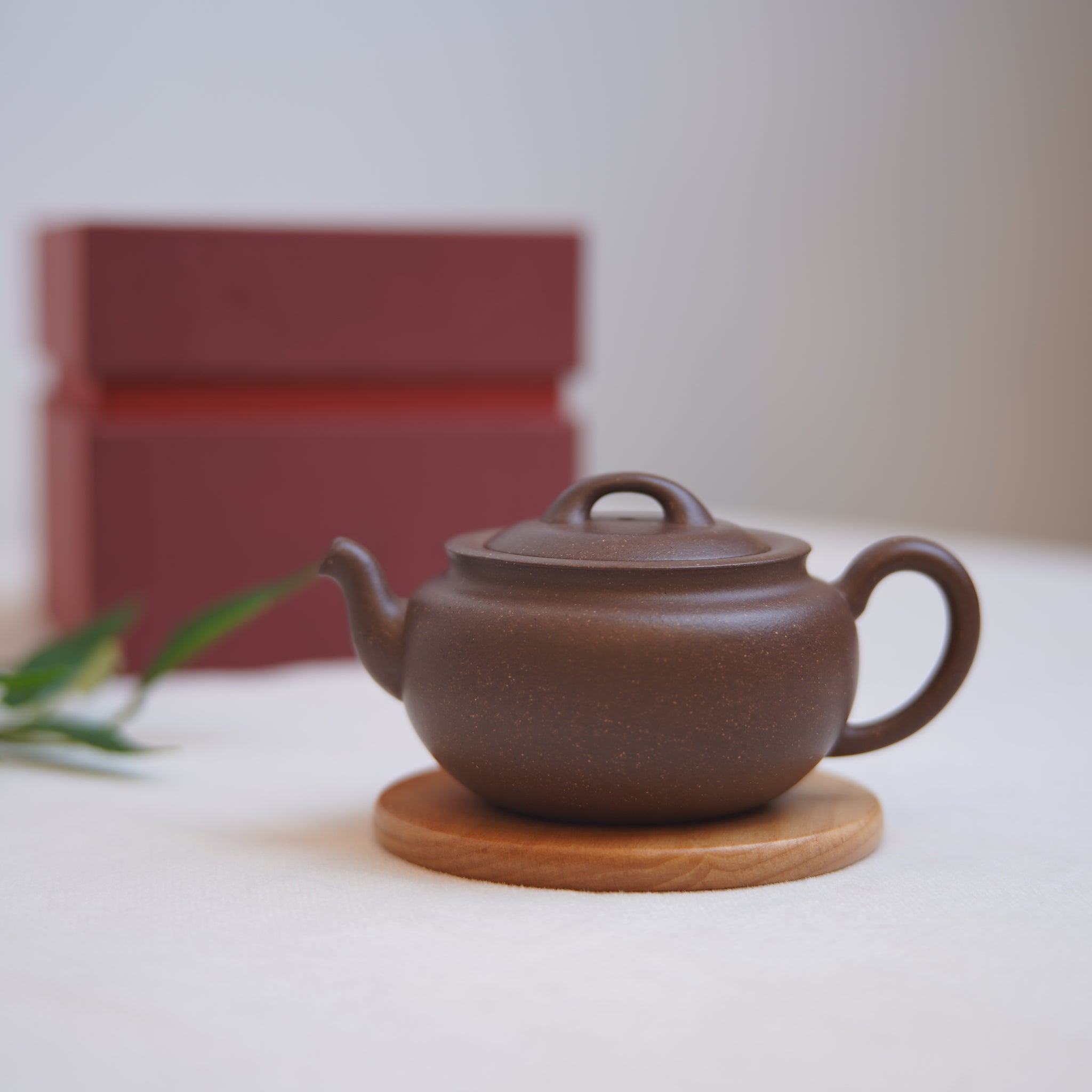 *New product* [Guanqu] Fully handmade raw ore agarwood segment mud thin tire purple sand teapot