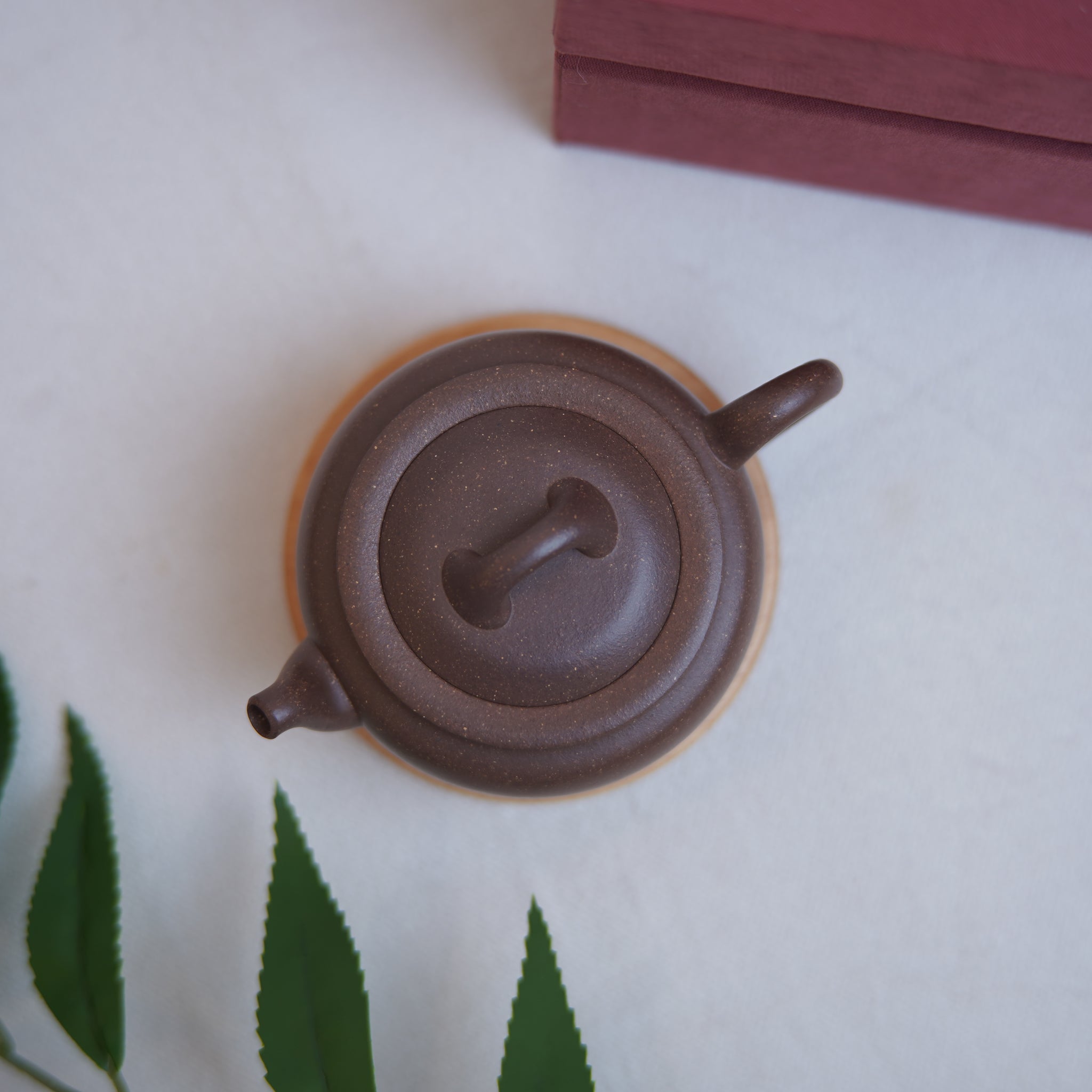 *New product* [Guanqu] Fully handmade raw ore agarwood segment mud thin tire purple sand teapot