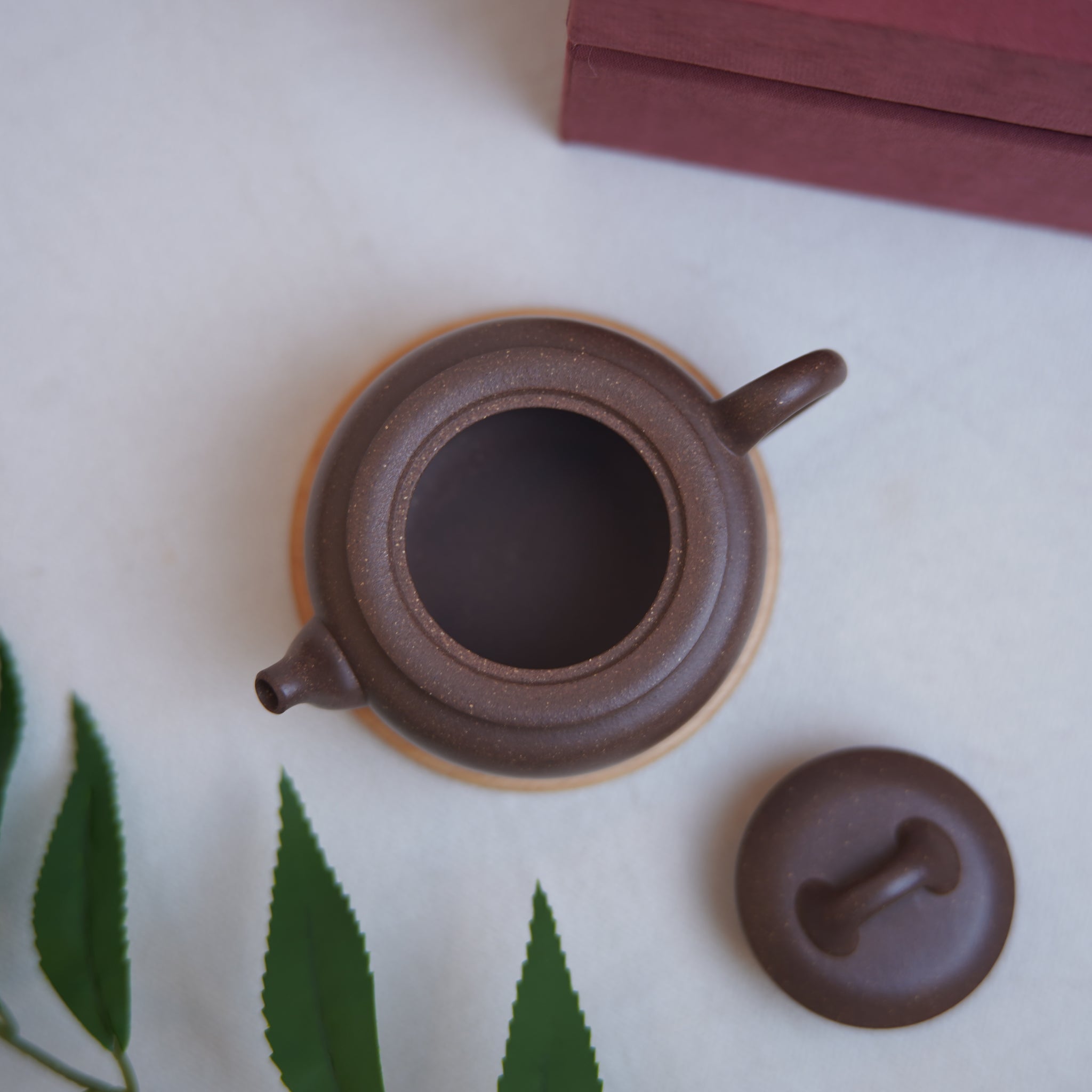 *New product* [Guanqu] Fully handmade raw ore agarwood segment mud thin tire purple sand teapot