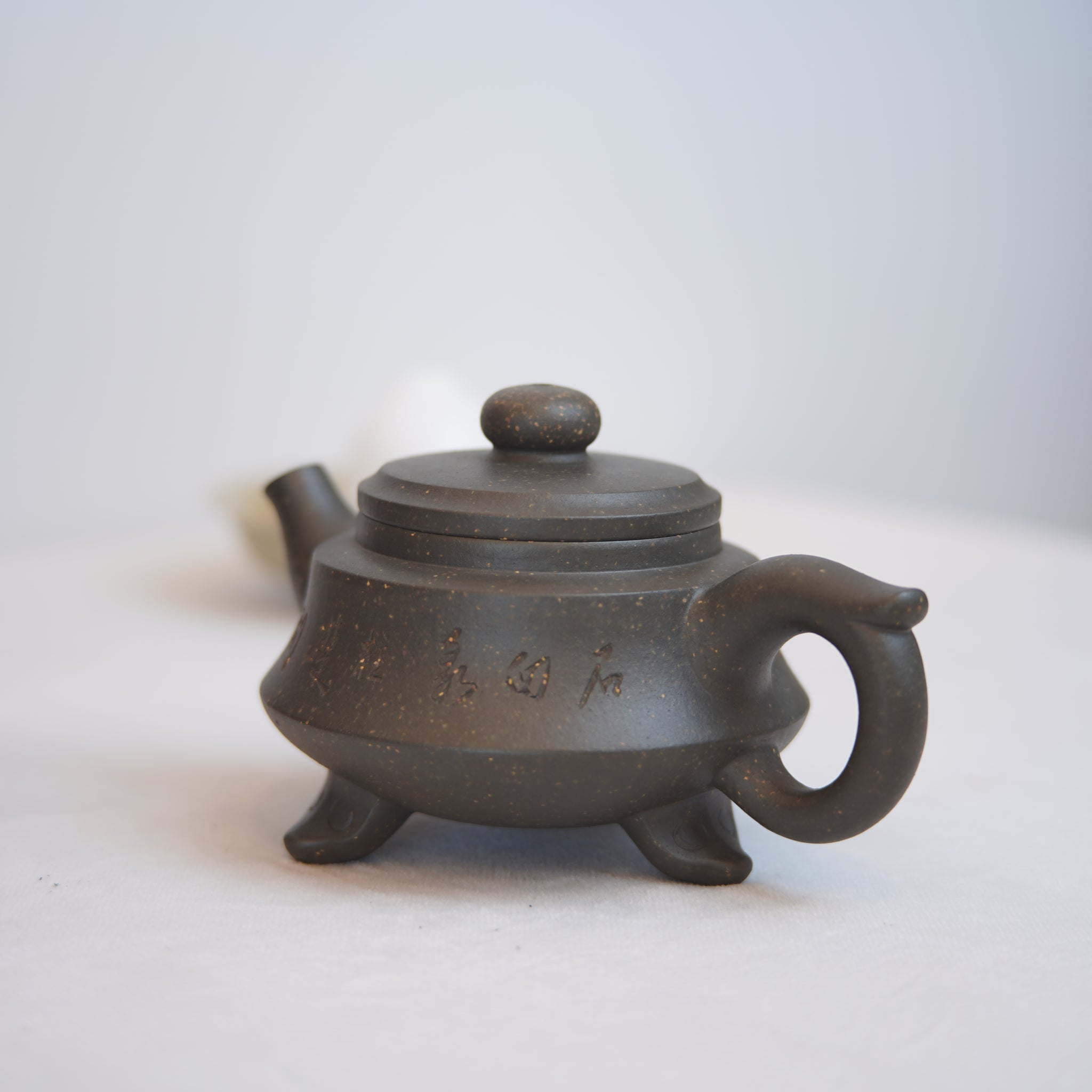 *New Product* [Three-Legged Tripod] Purple Clay Teapot with Inscribed Words on Azure Clay