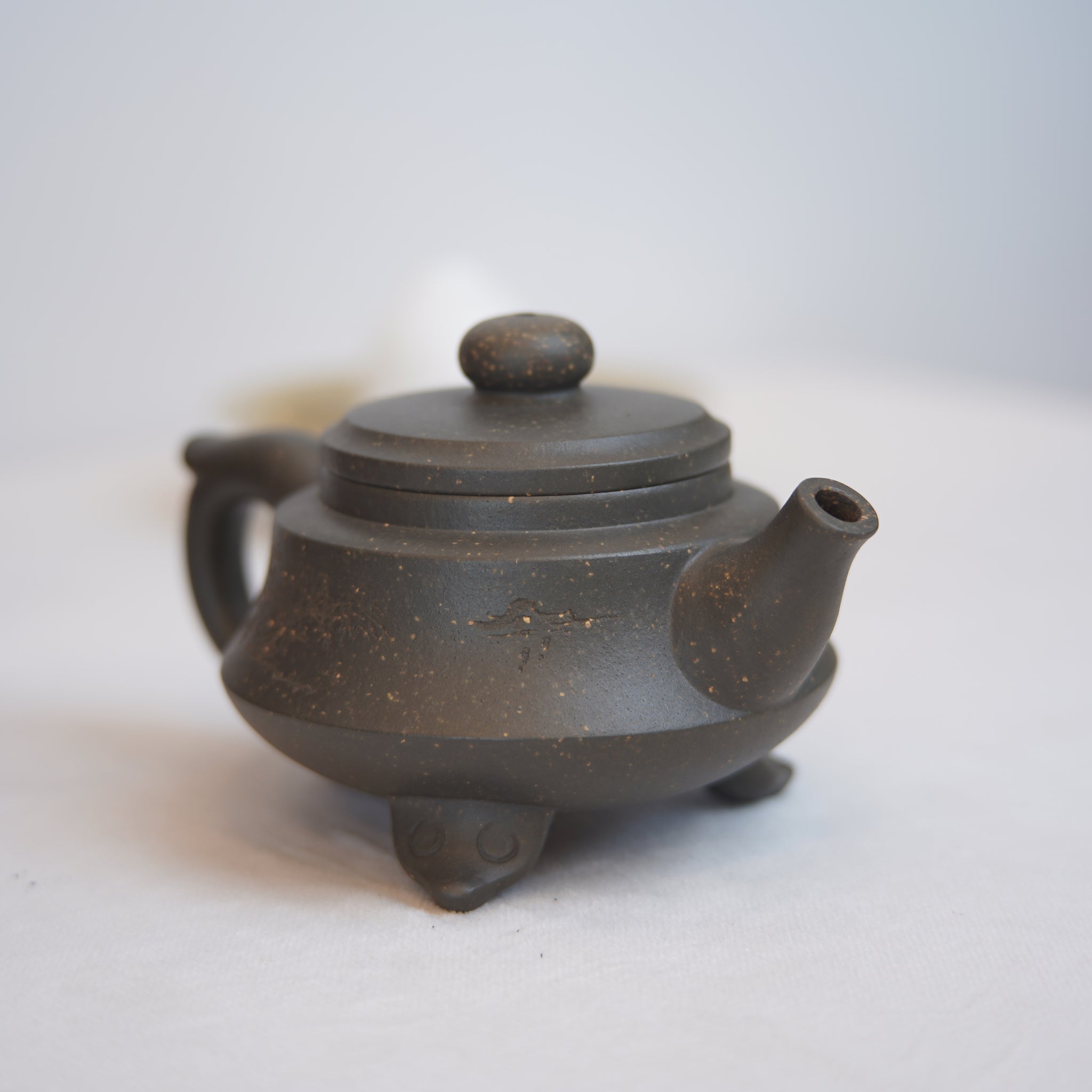 *New Product* [Three-Legged Tripod] Purple Clay Teapot with Inscribed Words on Azure Clay