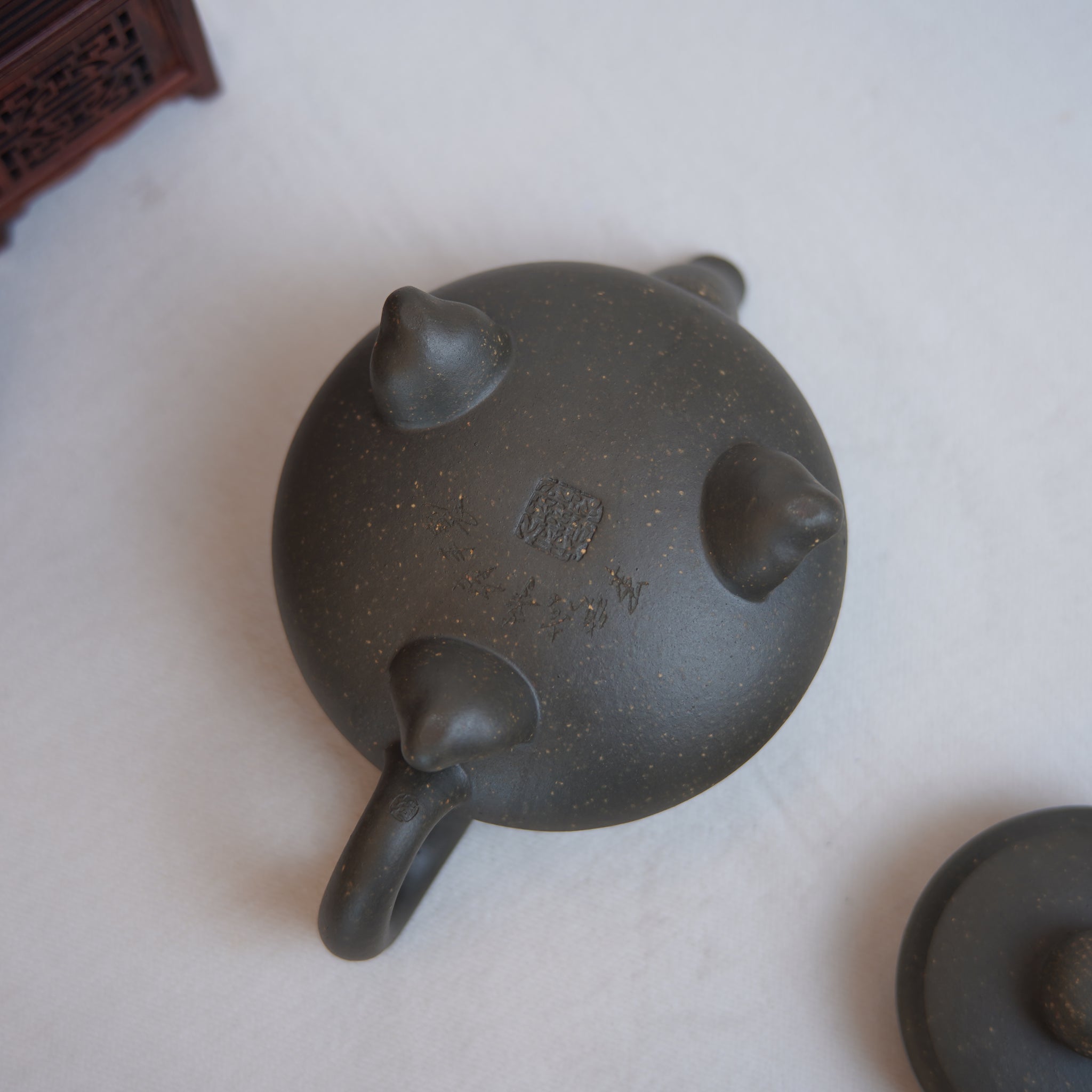 *New Product* [Three-Legged Tripod] Purple Clay Teapot with Inscribed Words on Azure Clay