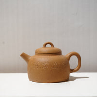 【知足常樂】段泥調砂雕刻紫砂茶壺