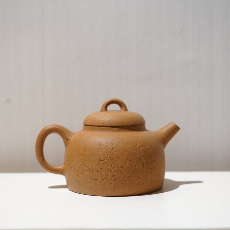 （已售出）【知足常樂】段泥調砂雕刻紫砂茶壺