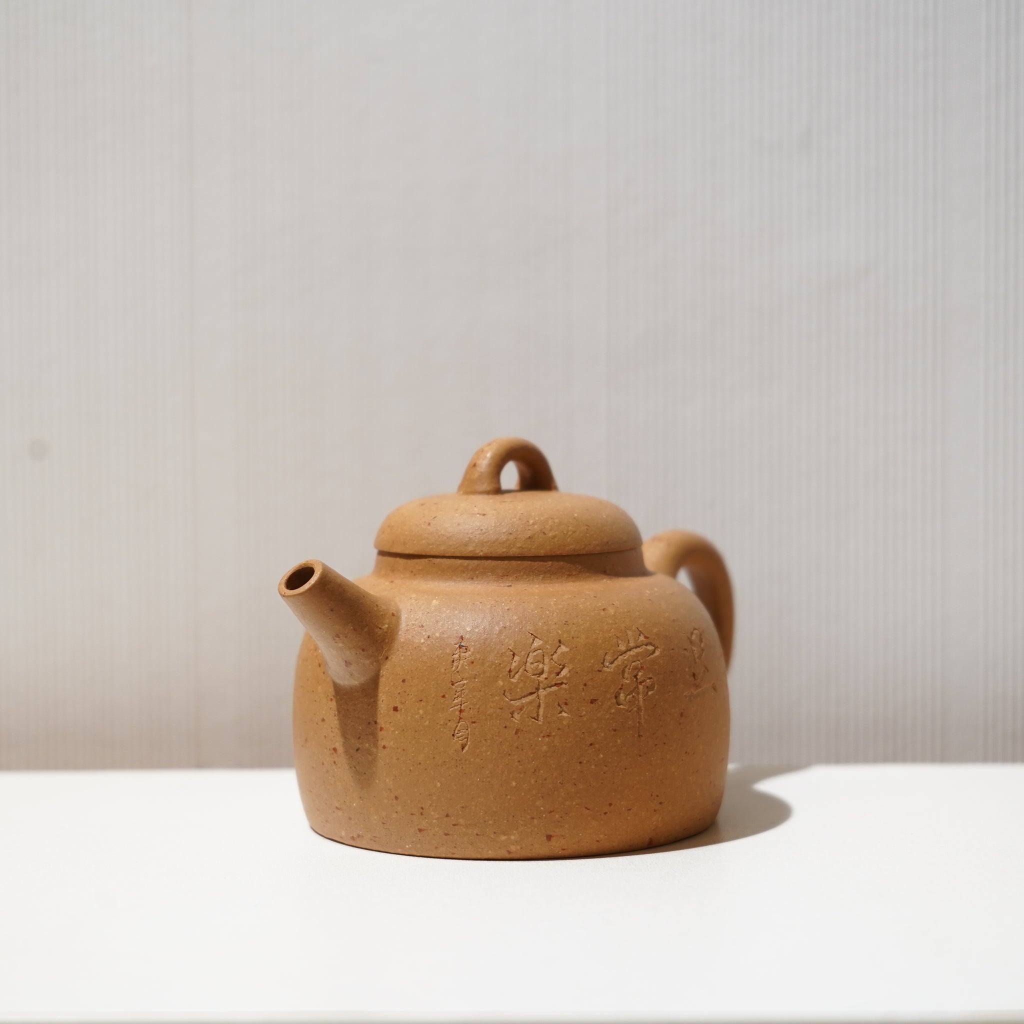 【知足常樂】段泥調砂雕刻紫砂茶壺