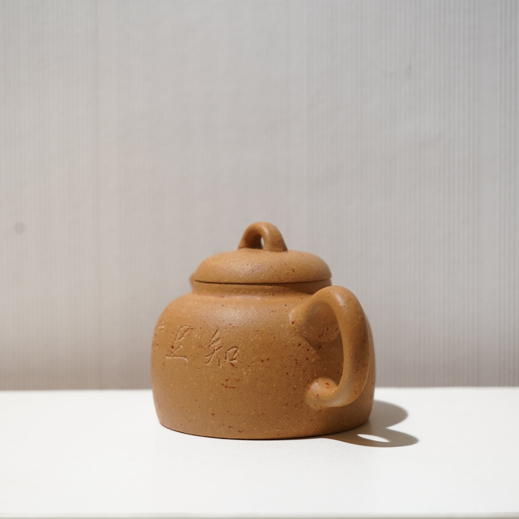 【知足常樂】段泥調砂雕刻紫砂茶壺