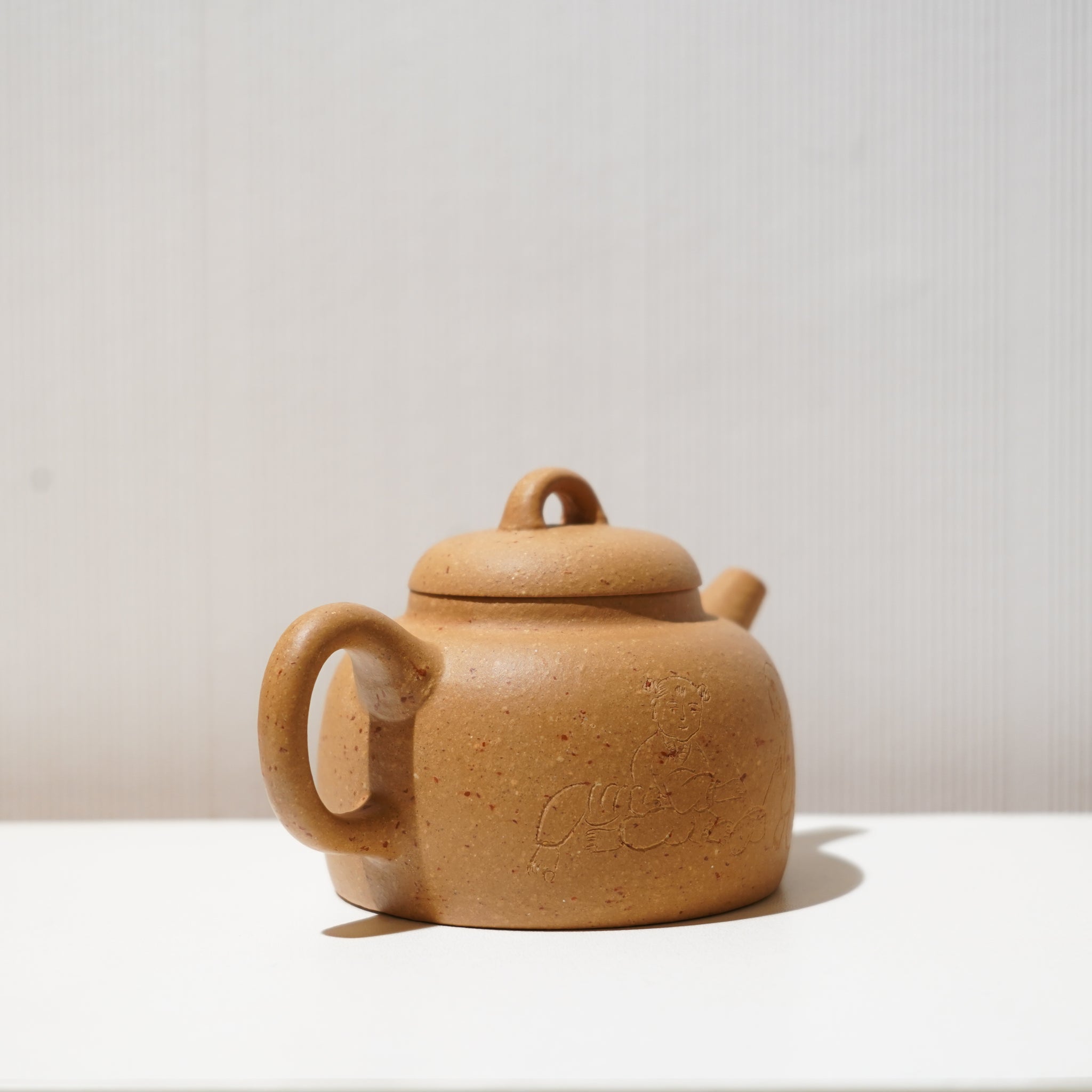 【知足常樂】段泥調砂雕刻紫砂茶壺