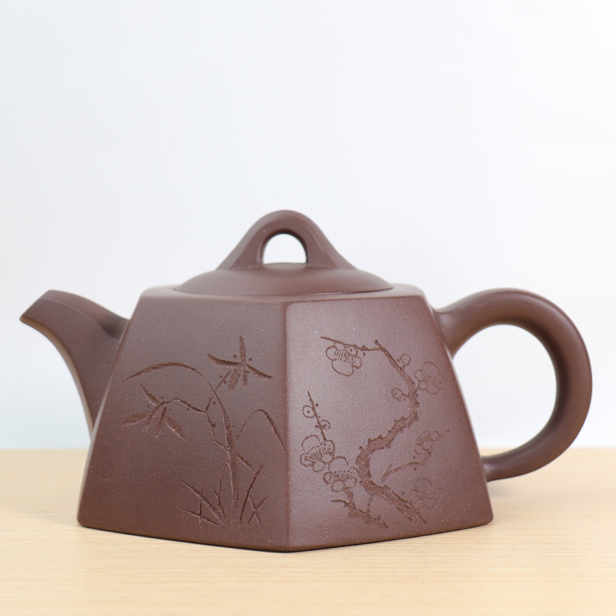 *Autumn Reward｜Buy one and get seven free* [Six square well railings] Fully hand-carved purple sand teapot with raw ore old purple mud and bamboo patterns