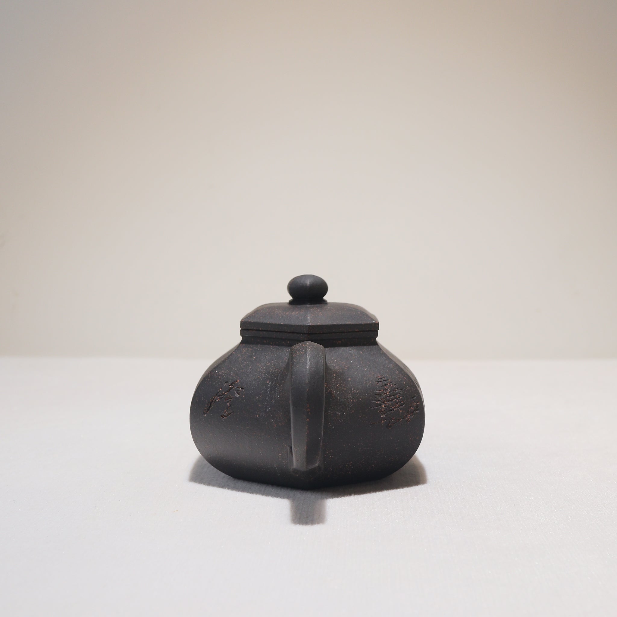 [Six Directions Rongtian] Black gold sand carving calligraphy and painting purple sand teapot