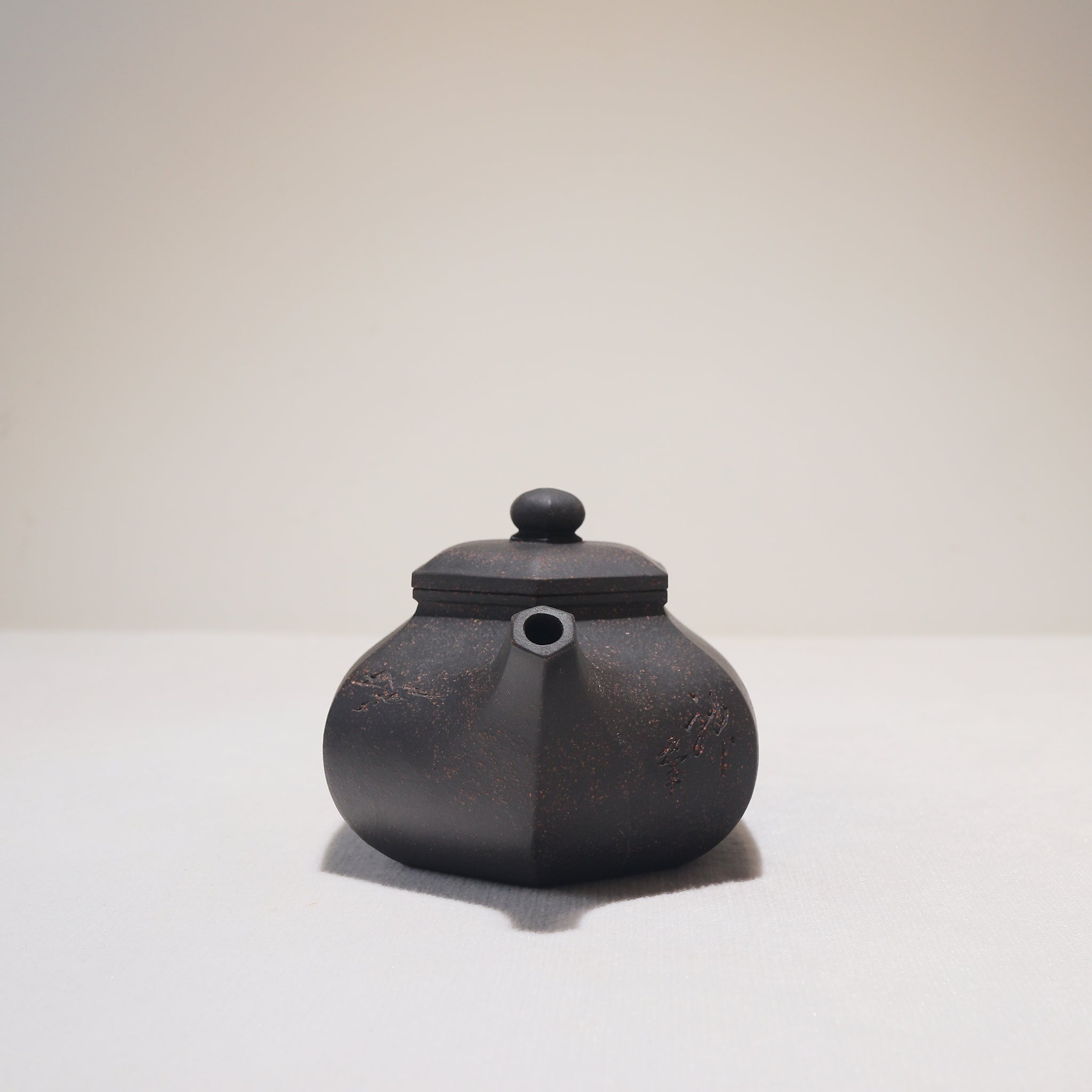 [Six Directions Rongtian] Black gold sand carving calligraphy and painting purple sand teapot