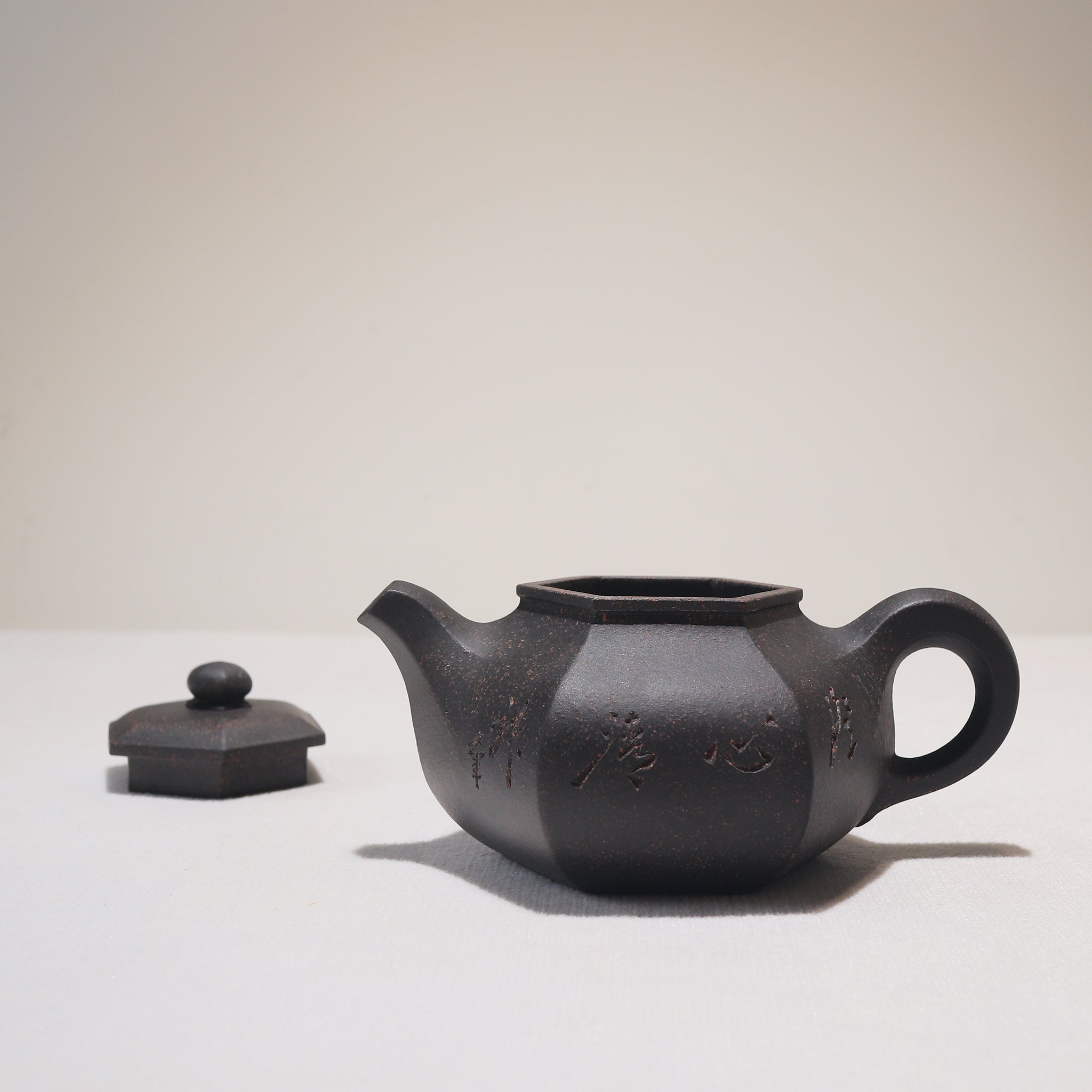 [Six Directions Rongtian] Black gold sand carving calligraphy and painting purple sand teapot