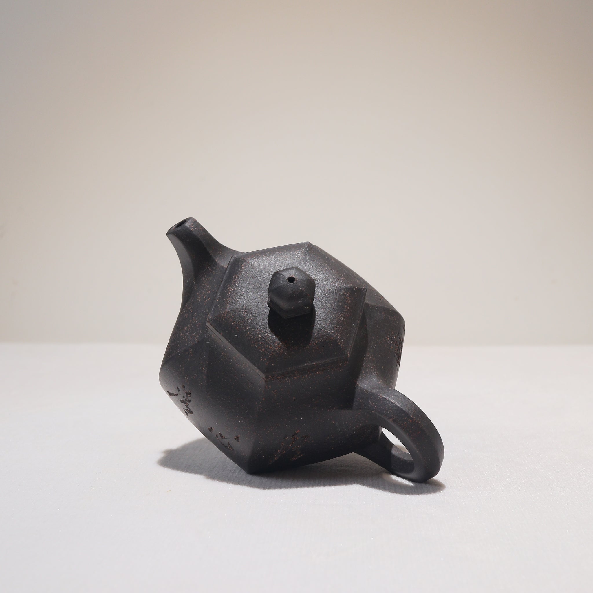 [Six Directions Rongtian] Black gold sand carving calligraphy and painting purple sand teapot