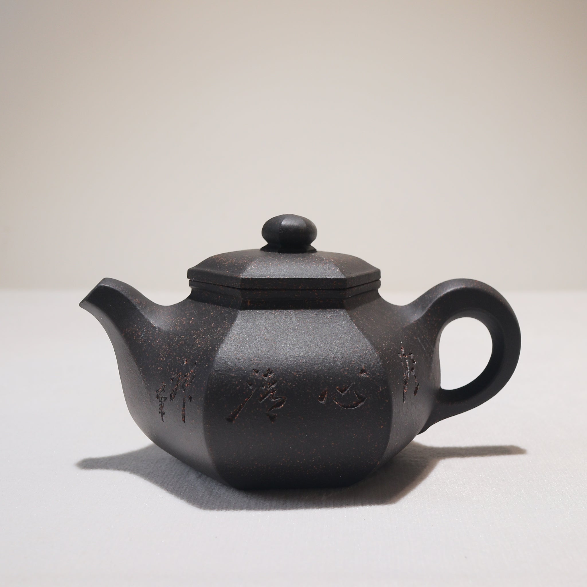 [Six Directions Rongtian] Black gold sand carving calligraphy and painting purple sand teapot