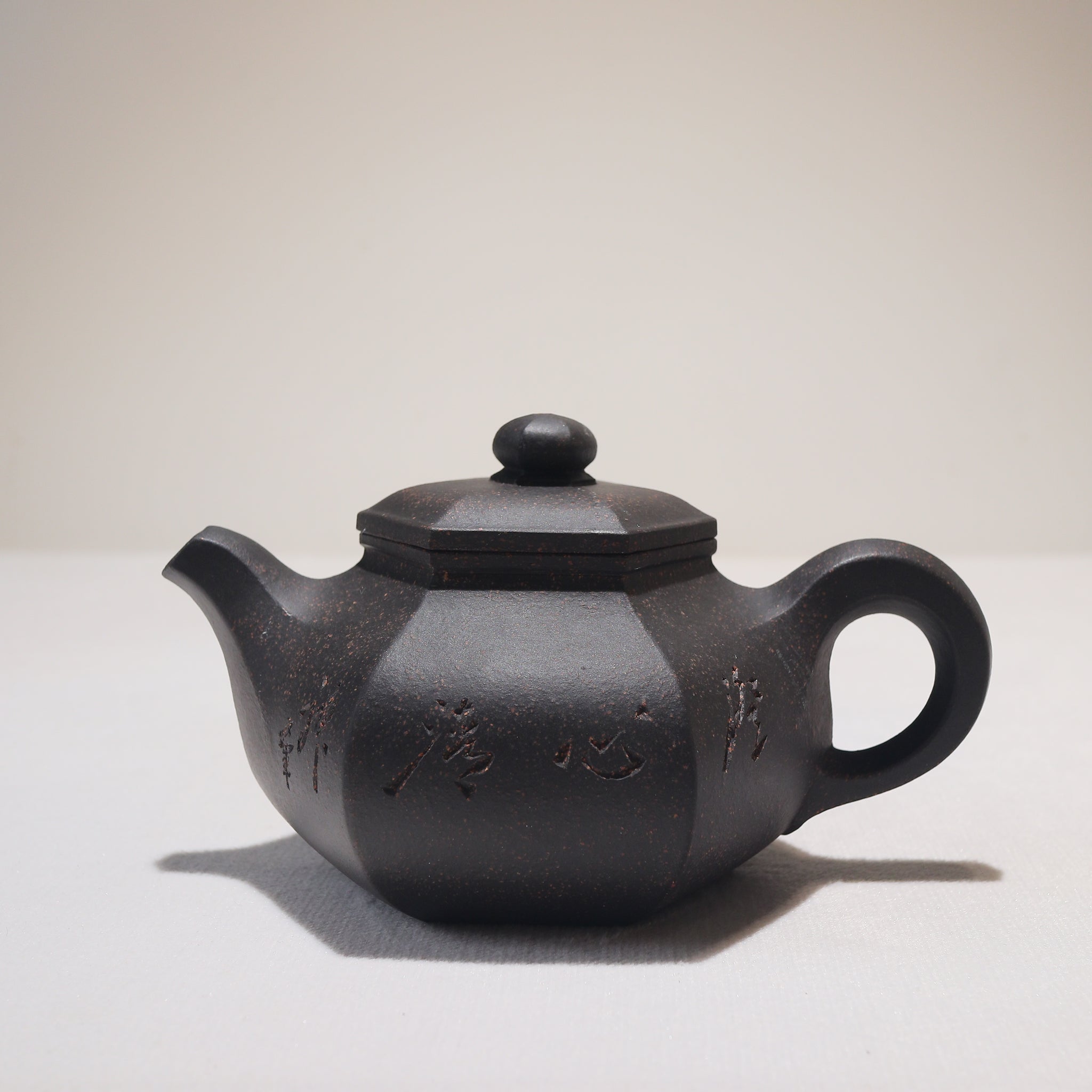 [Six Directions Rongtian] Black gold sand carving calligraphy and painting purple sand teapot