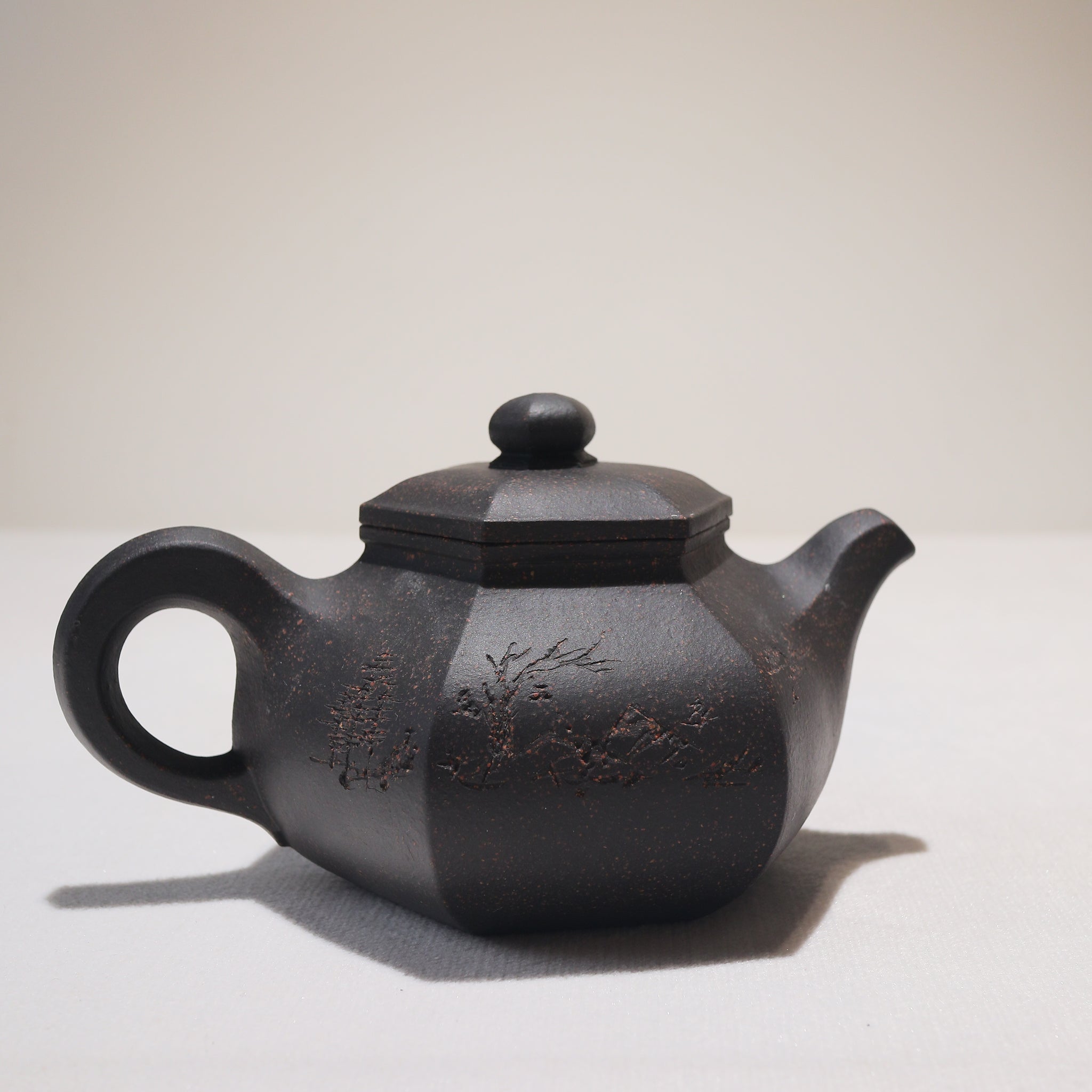 [Six Directions Rongtian] Black gold sand carving calligraphy and painting purple sand teapot