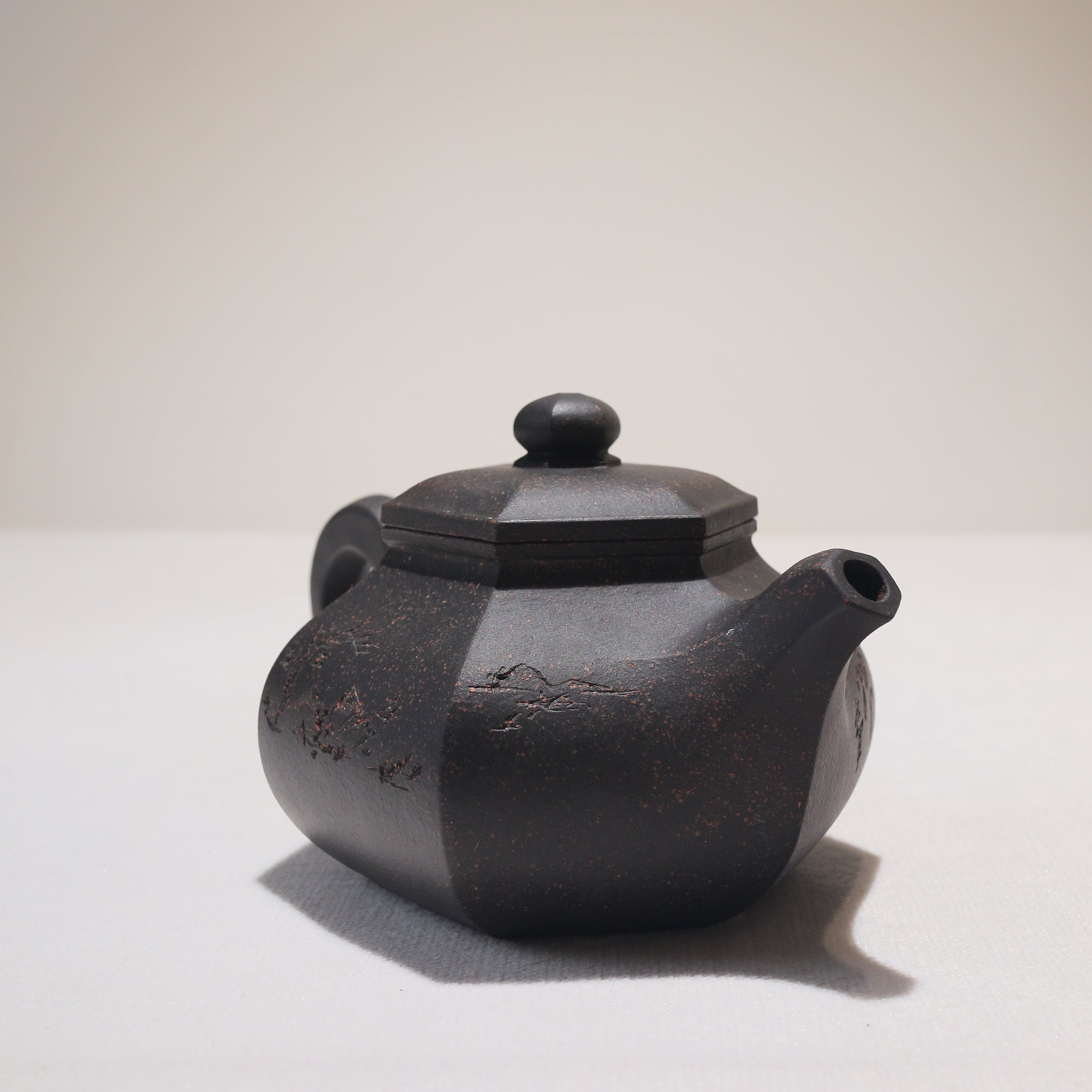 [Six Directions Rongtian] Black gold sand carving calligraphy and painting purple sand teapot