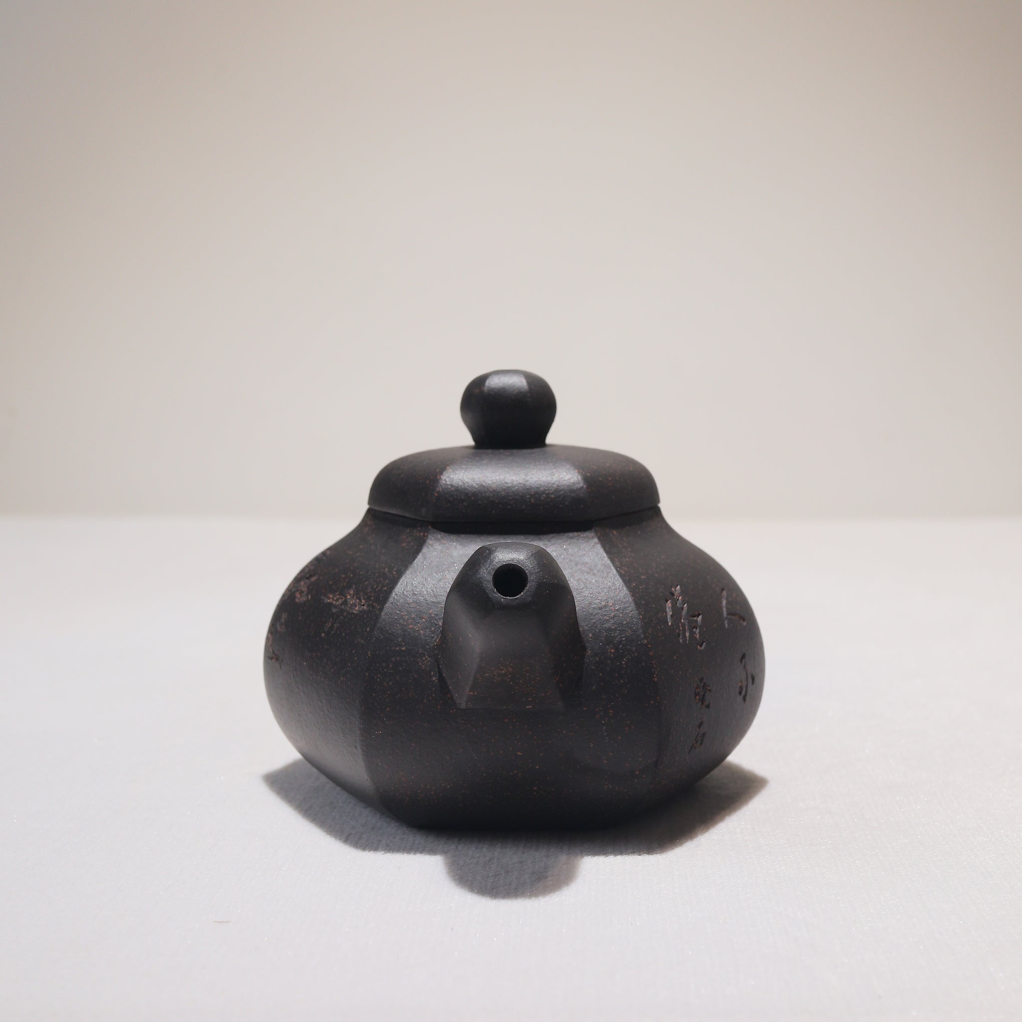 [Six Directions Rongtian] Black gold sand carved calligraphy and painting purple sand teapot