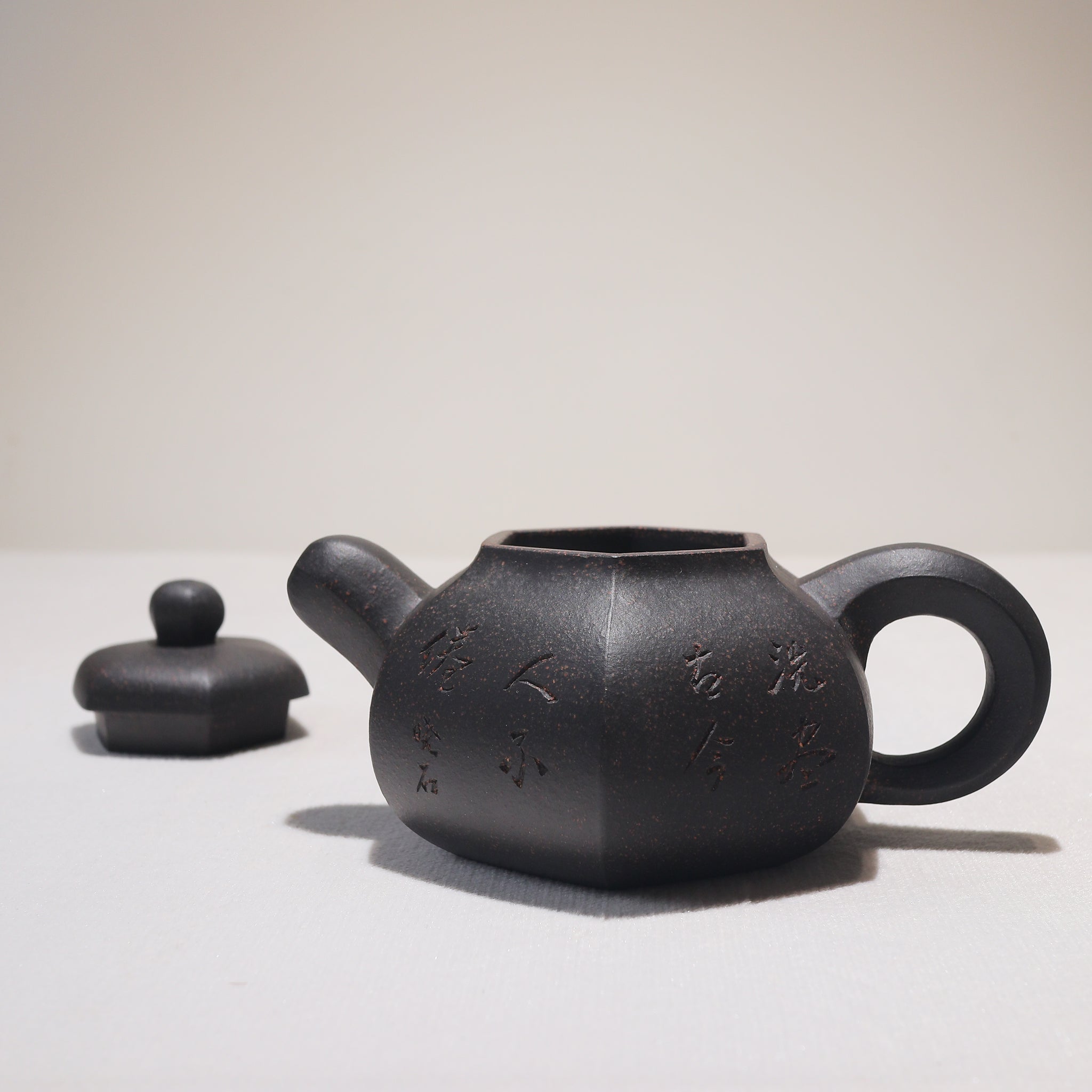 [Six Directions Rongtian] Black gold sand carved calligraphy and painting purple sand teapot