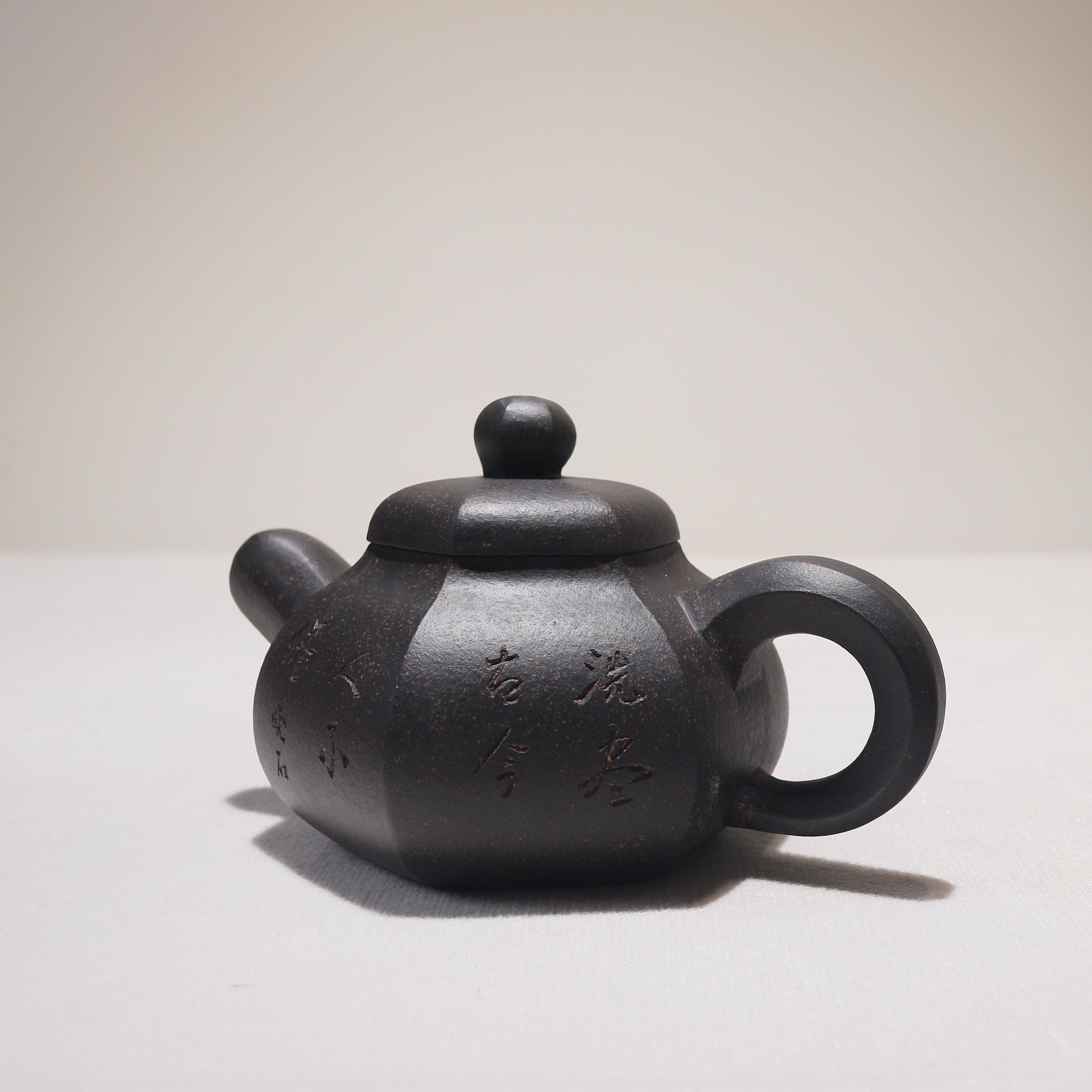 [Six Directions Rongtian] Black gold sand carved calligraphy and painting purple sand teapot