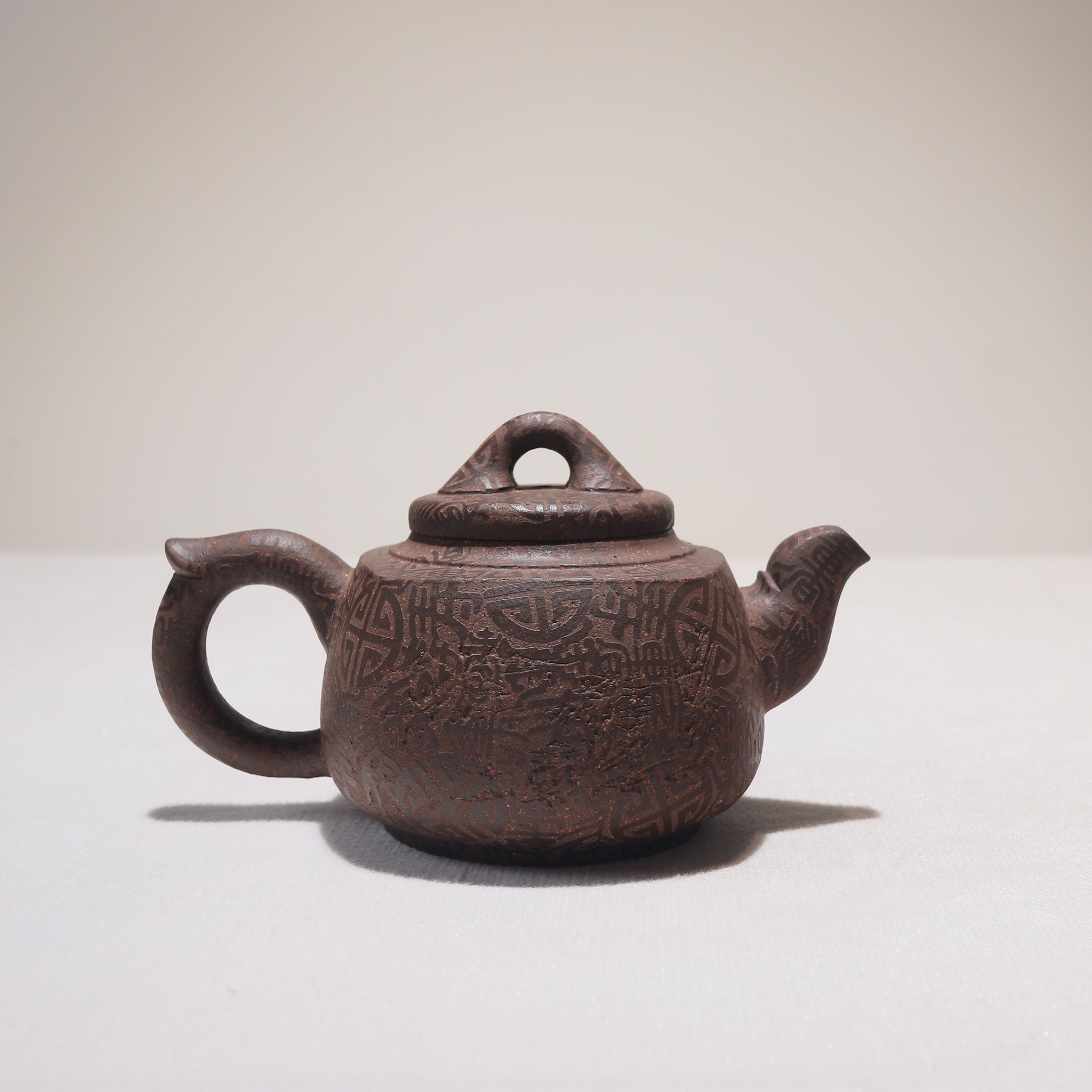 【百壽境融】鐵砂泥浮雕紫砂茶壺