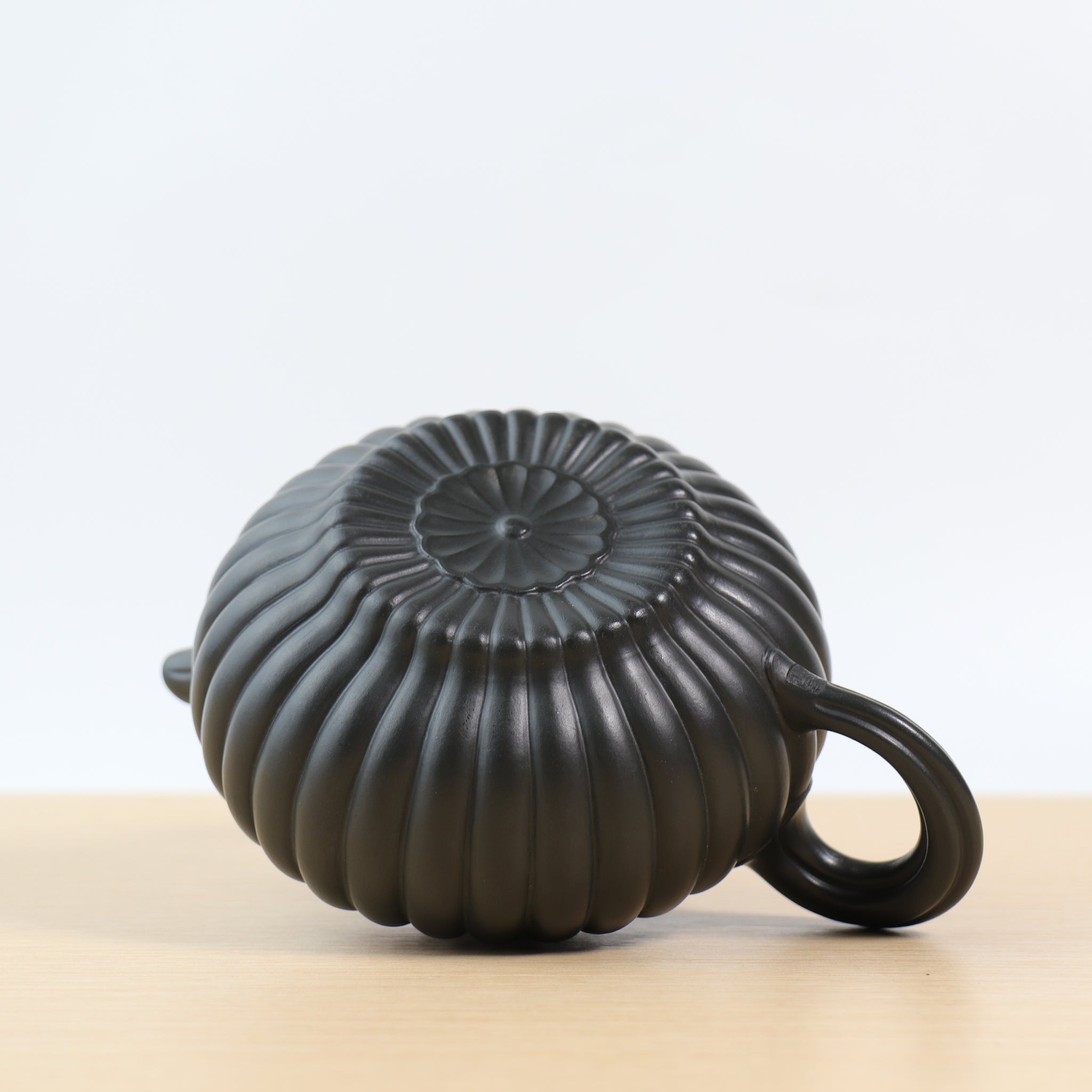 (Sold) *In Stock Taikoo **New Product* [Small Chrysanthemum Ribbed Pattern] Fully Handmade Original Mineral Xiang Tao Qing 32-petal Ribbed Purple Clay Teapot