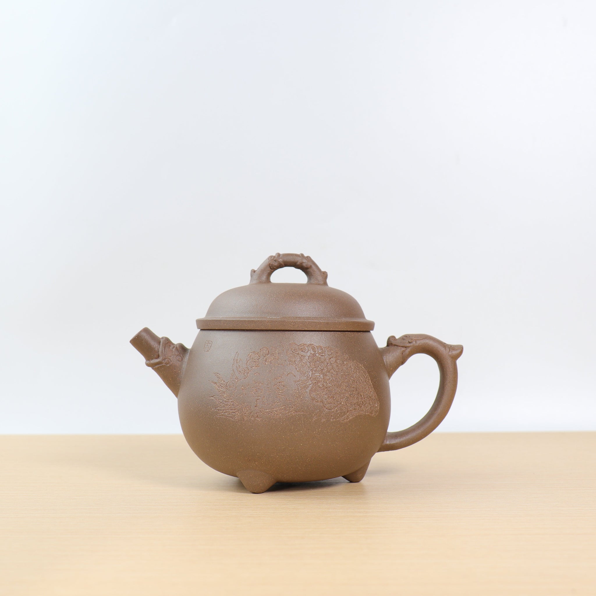 *Autumn Reward｜Buy one, get three free* [Three-Legged Dragon Zun] Purple sand teapot with calligraphy and calligraphy in gray and gray sections (slight blemishes on the spout)