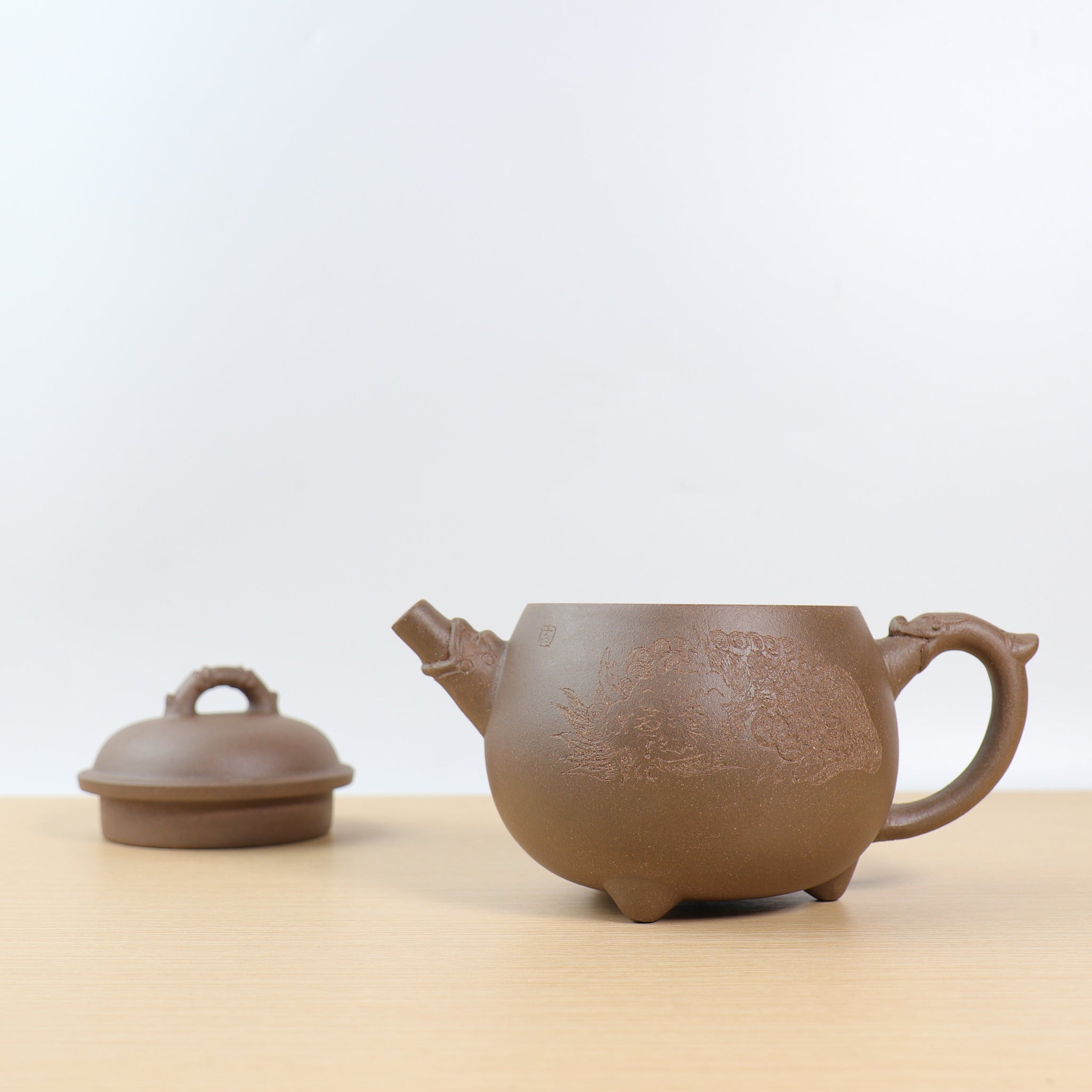 *Autumn Reward｜Buy one, get three free* [Three-Legged Dragon Zun] Purple sand teapot with calligraphy and calligraphy in gray and gray sections (slight blemishes on the spout)