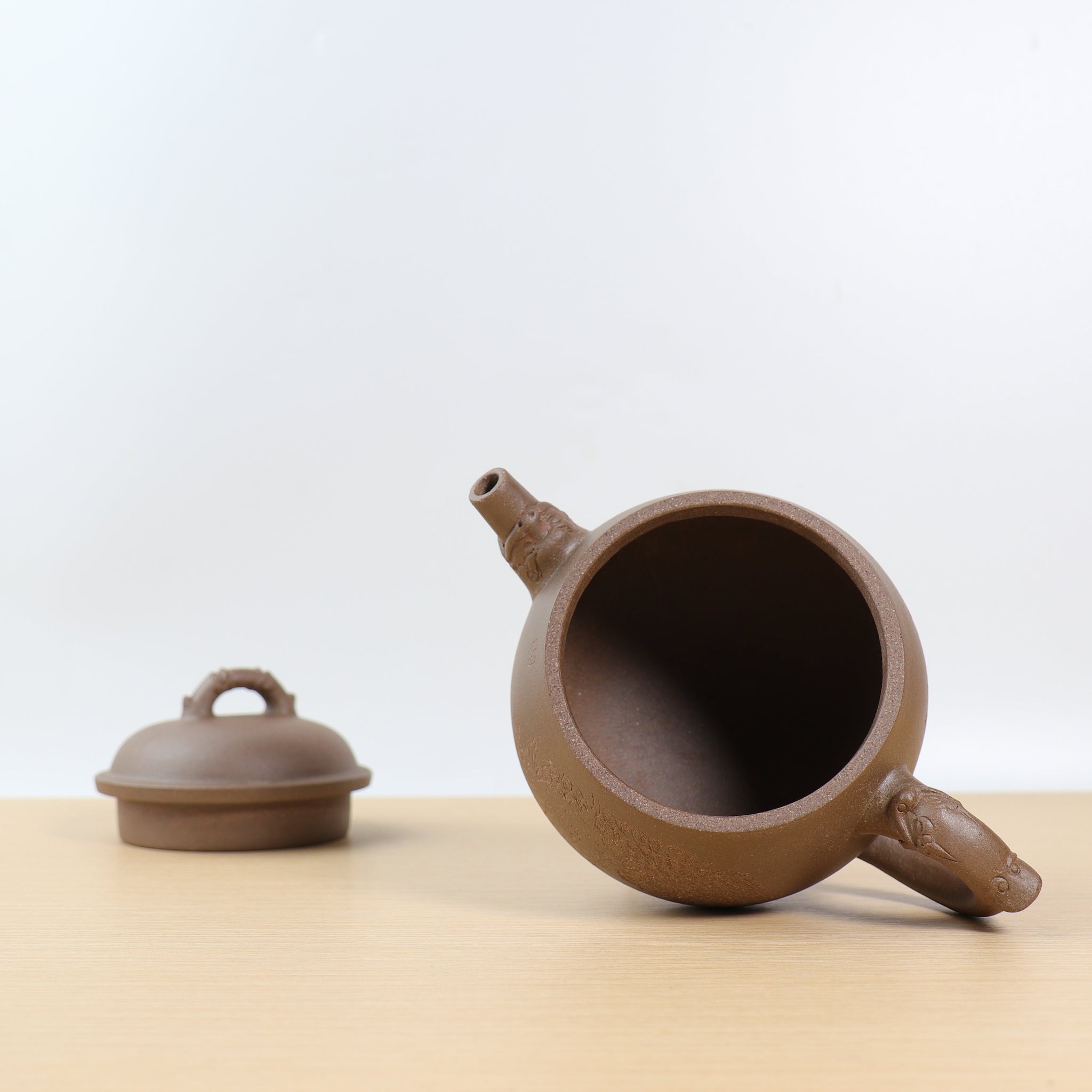 *Autumn Reward｜Buy one, get three free* [Three-Legged Dragon Zun] Purple sand teapot with calligraphy and calligraphy in gray and gray sections (slight blemishes on the spout)