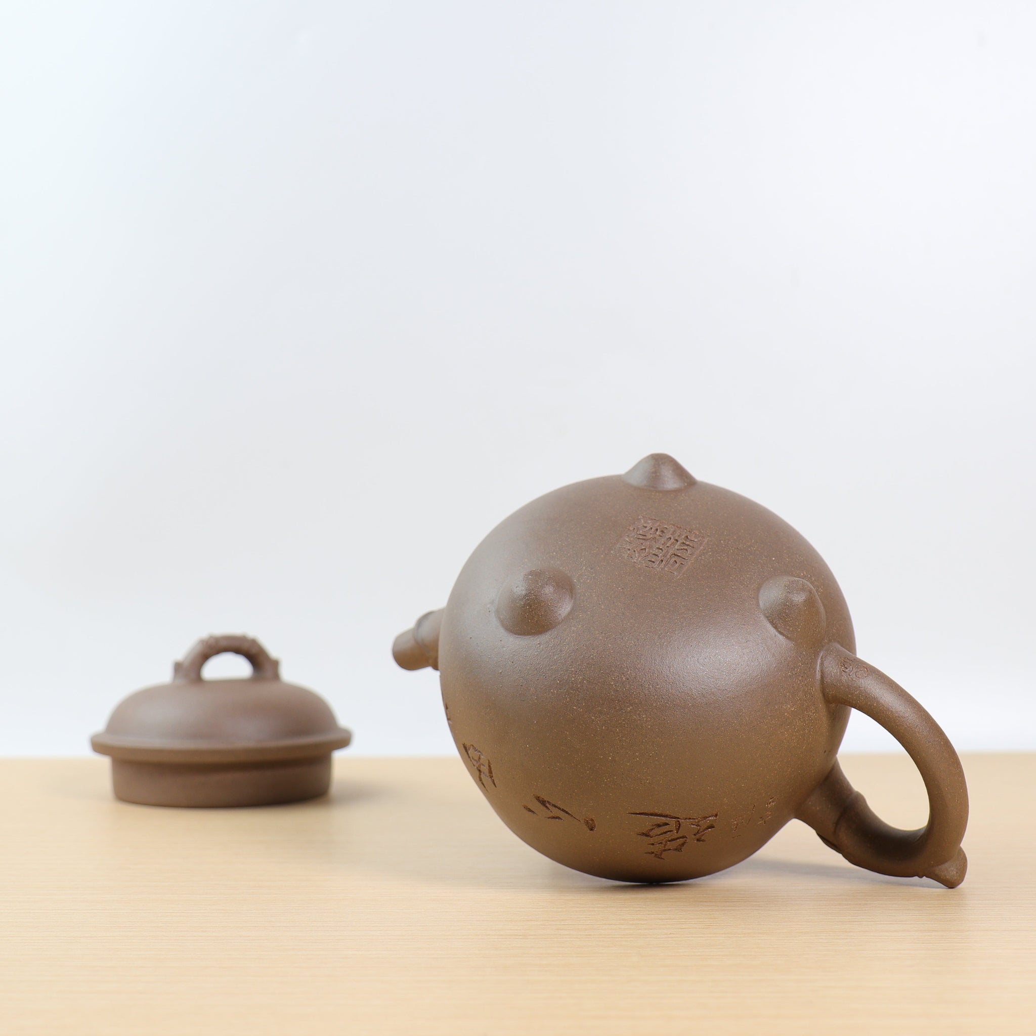 *Autumn Reward｜Buy one, get three free* [Three-Legged Dragon Zun] Purple sand teapot with calligraphy and calligraphy in gray and gray sections (slight blemishes on the spout)