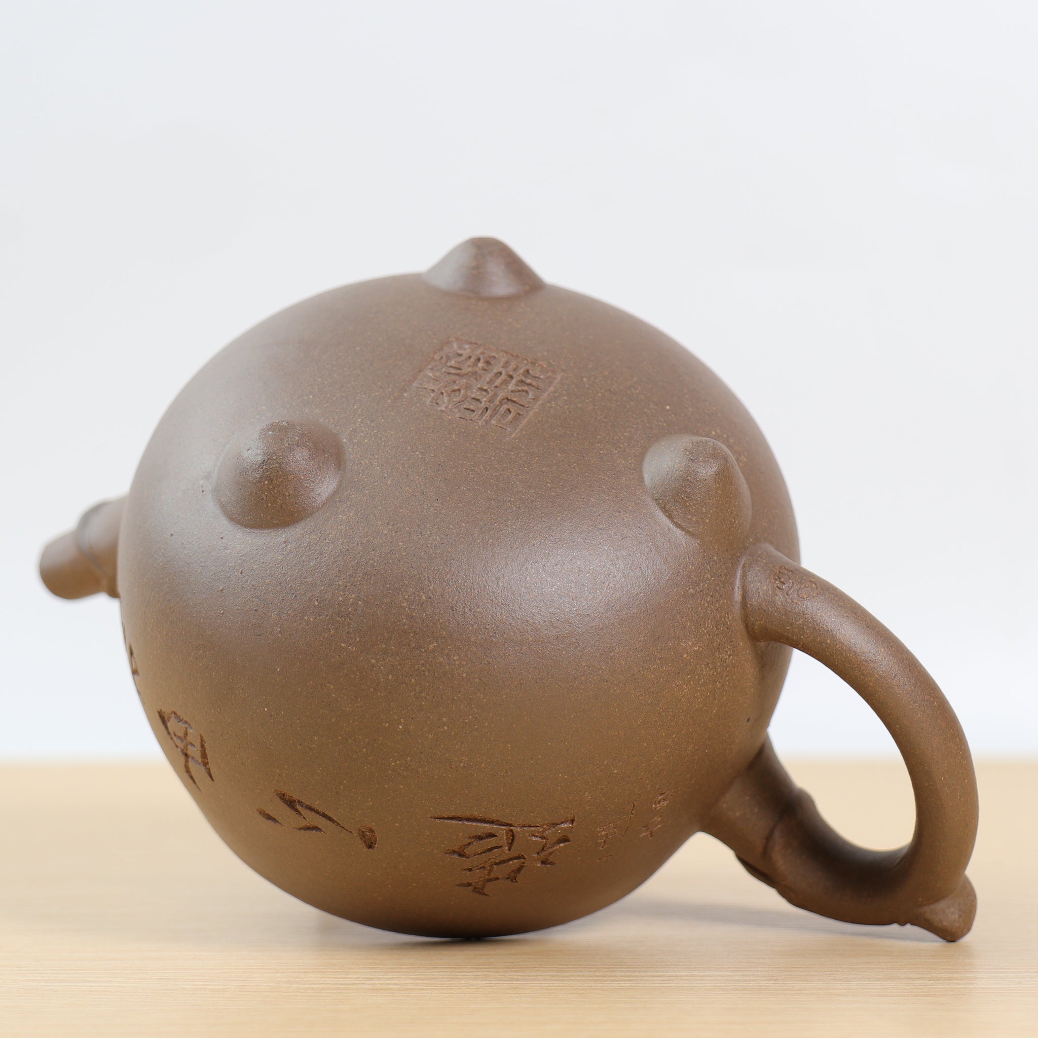 *Autumn Reward｜Buy one, get three free* [Three-Legged Dragon Zun] Purple sand teapot with calligraphy and calligraphy in gray and gray sections (slight blemishes on the spout)