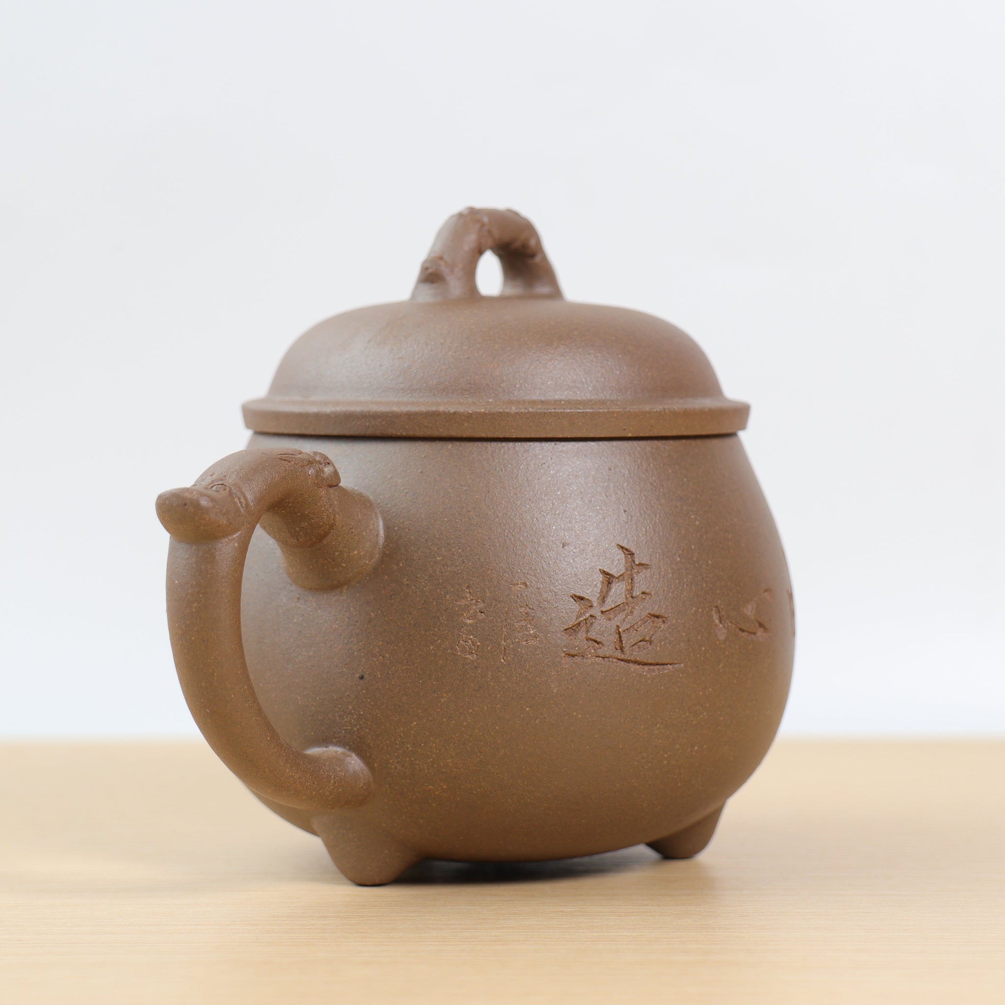 *Autumn Reward｜Buy one, get three free* [Three-Legged Dragon Zun] Purple sand teapot with calligraphy and calligraphy in gray and gray sections (slight blemishes on the spout)