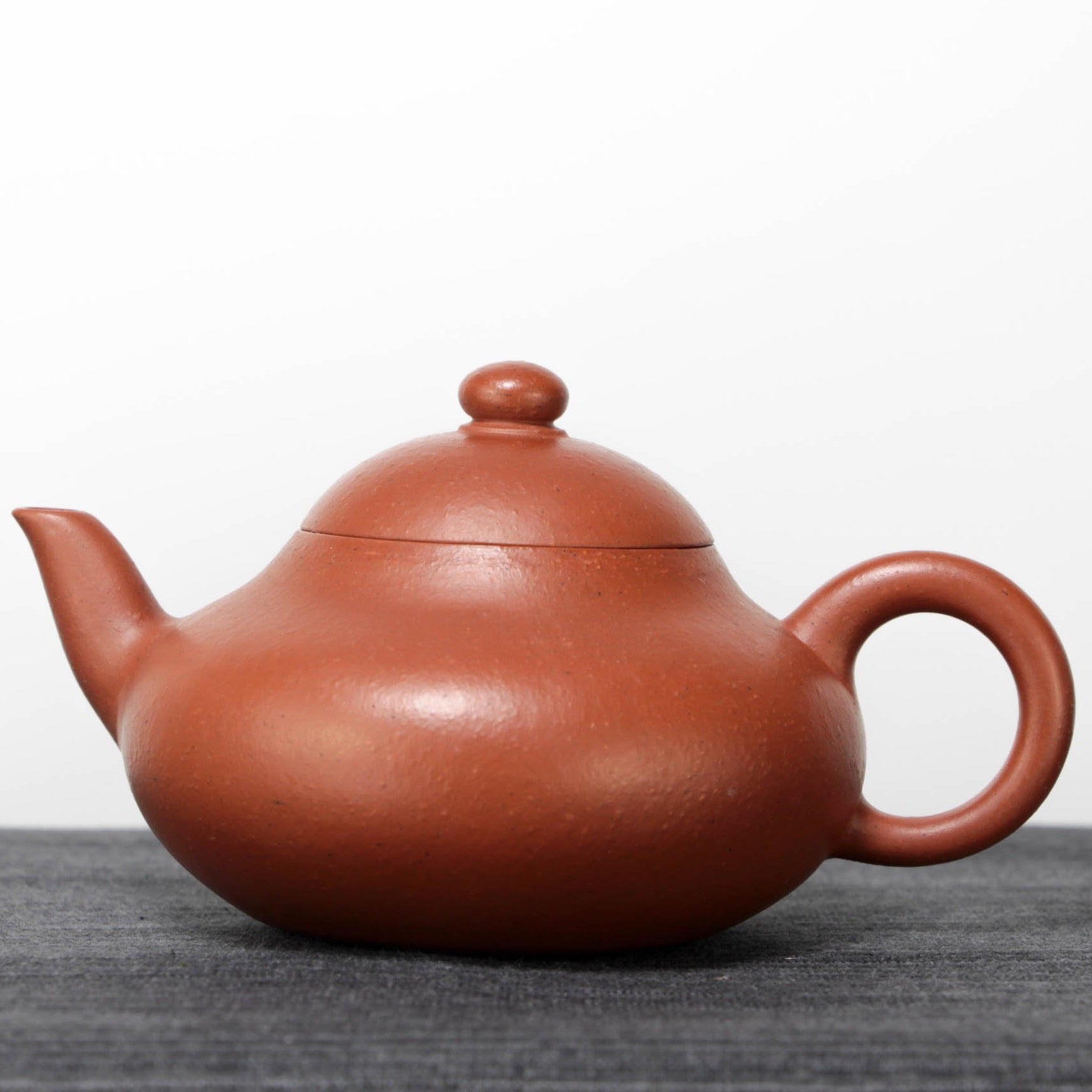 [Pear-shaped] Crimson mud and purple sand teapot made from raw ore using ancient methods