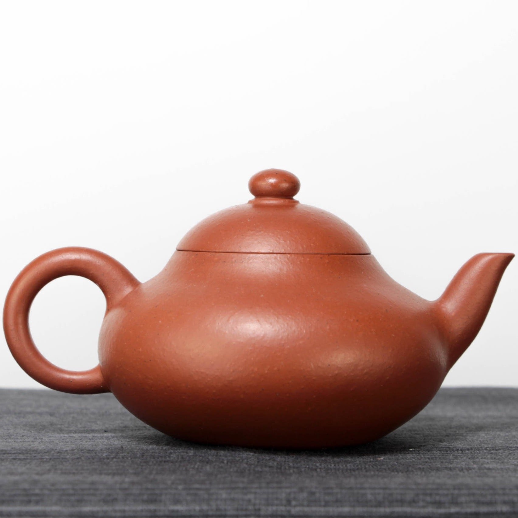 [Pear-shaped] Crimson mud and purple sand teapot made from raw ore using ancient methods