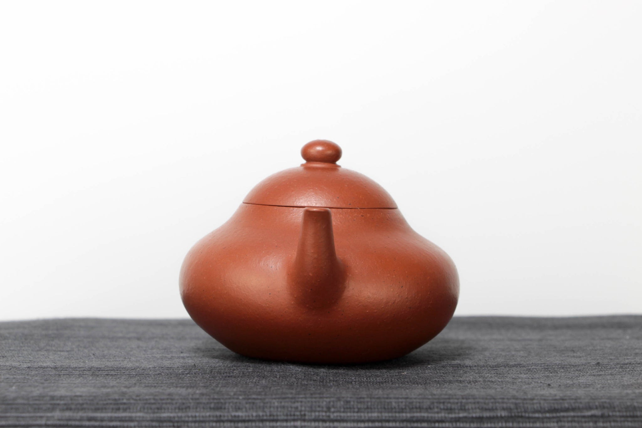 [Pear-shaped] Crimson mud and purple sand teapot made from raw ore using ancient methods