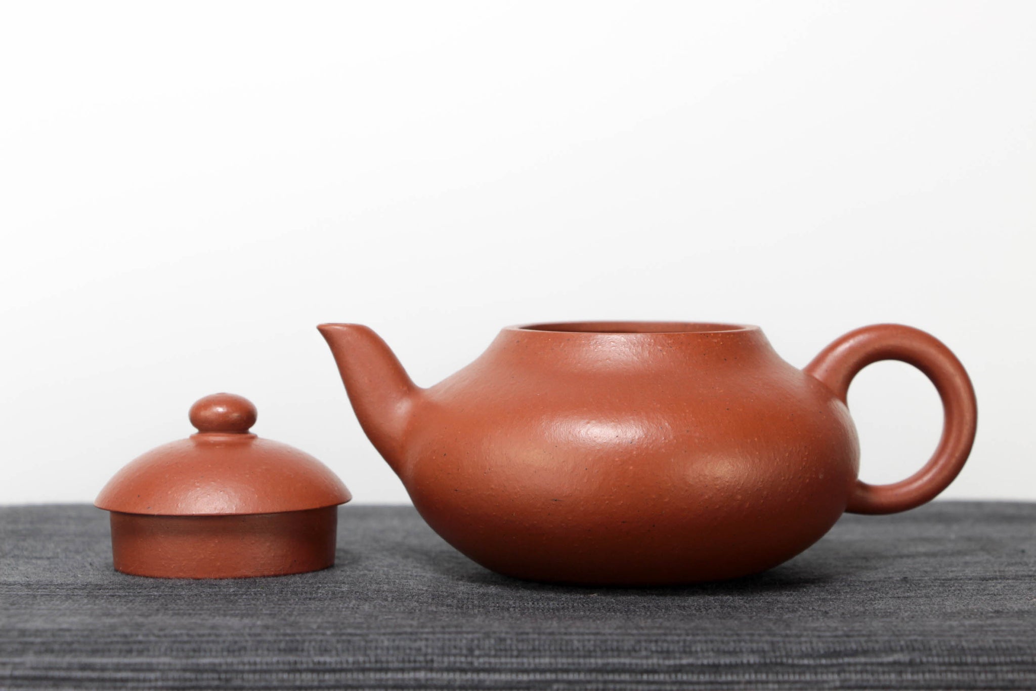 [Pear-shaped] Crimson mud and purple sand teapot made from raw ore using ancient methods