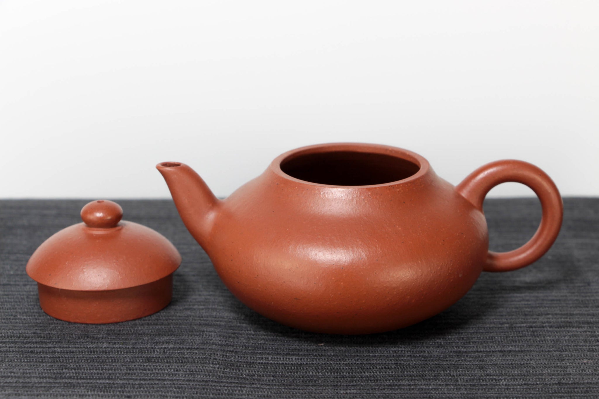 [Pear-shaped] Crimson mud and purple sand teapot made from raw ore using ancient methods