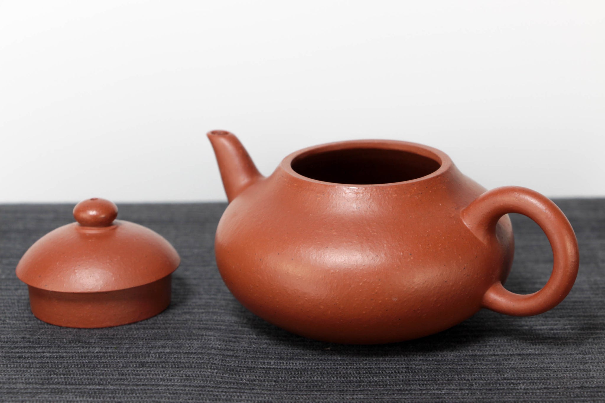 [Pear-shaped] Crimson mud and purple sand teapot made from raw ore using ancient methods