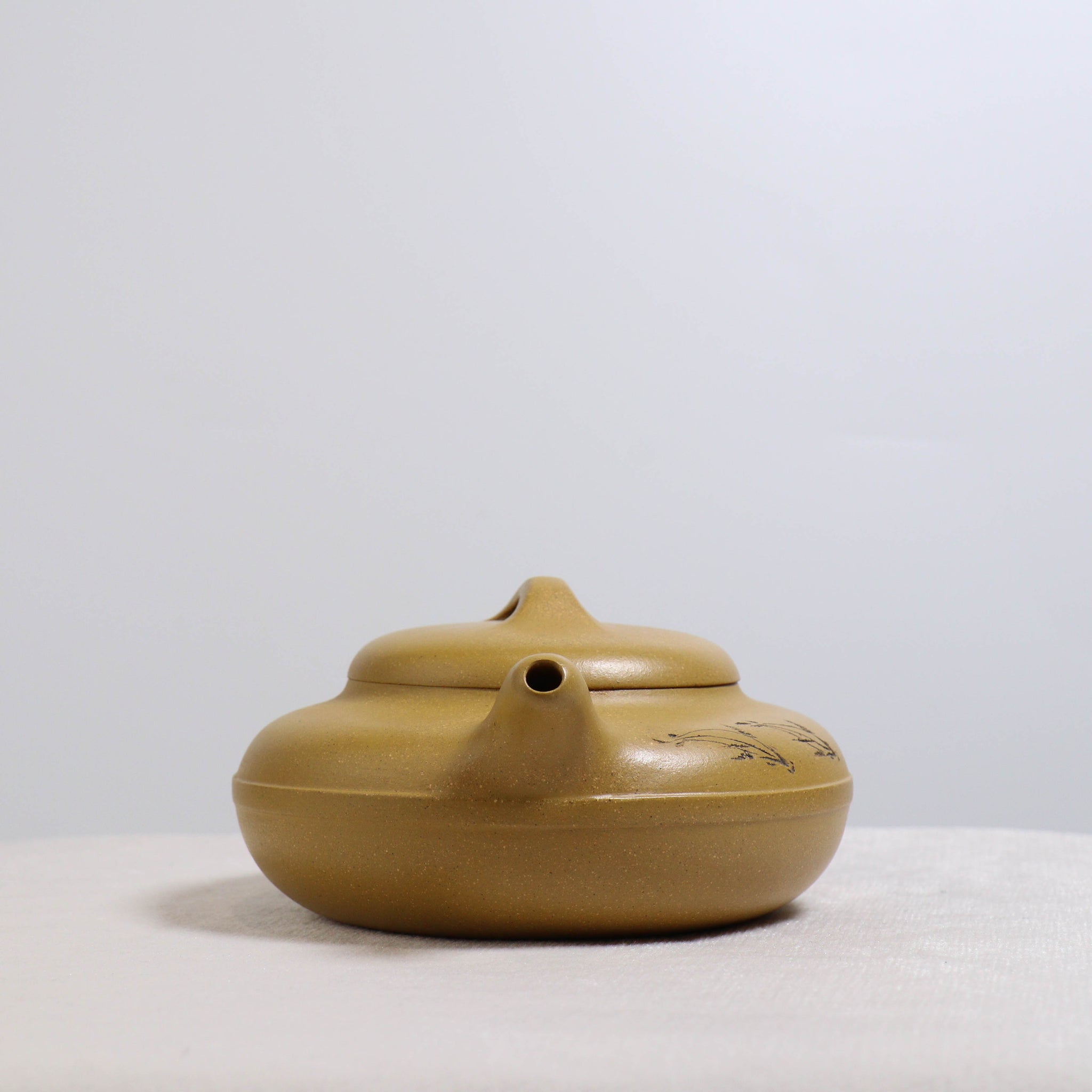 【線圓】黃段泥刻畫書法紫砂茶壺