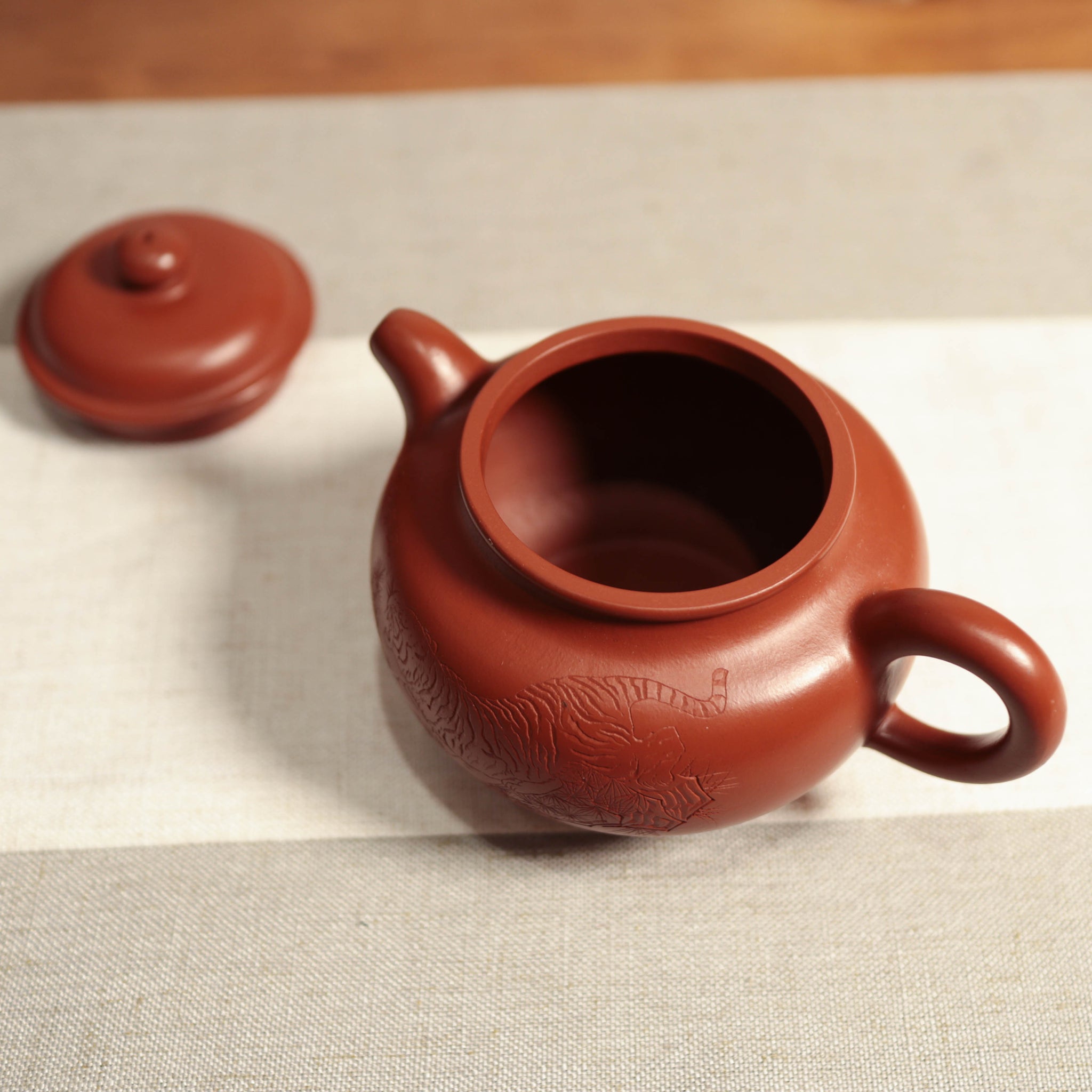 （已售出）【雄風】朱泥雕刻紫砂茶壺