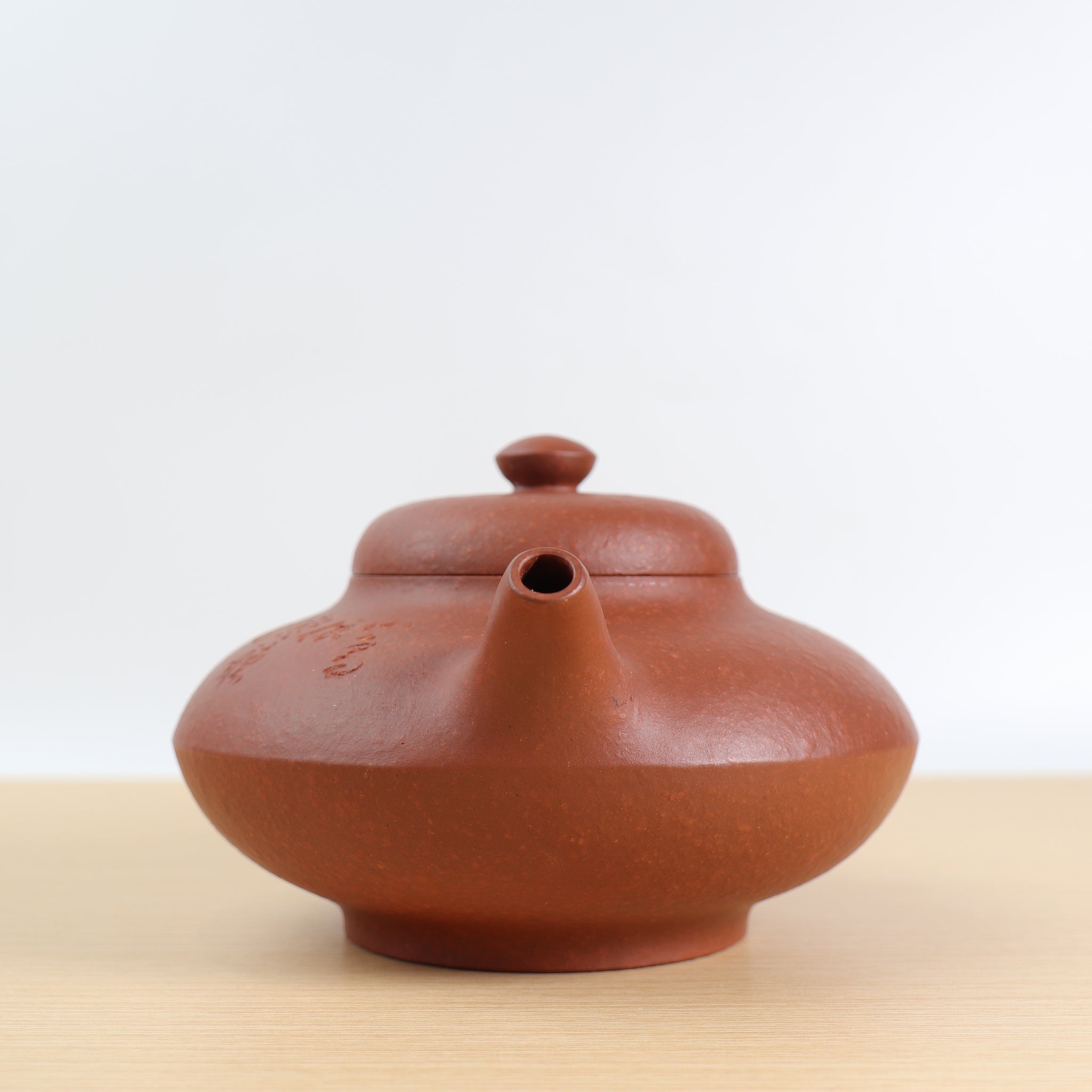 [Albizia] Original cinnabar Furongpo carved purple sand teapot