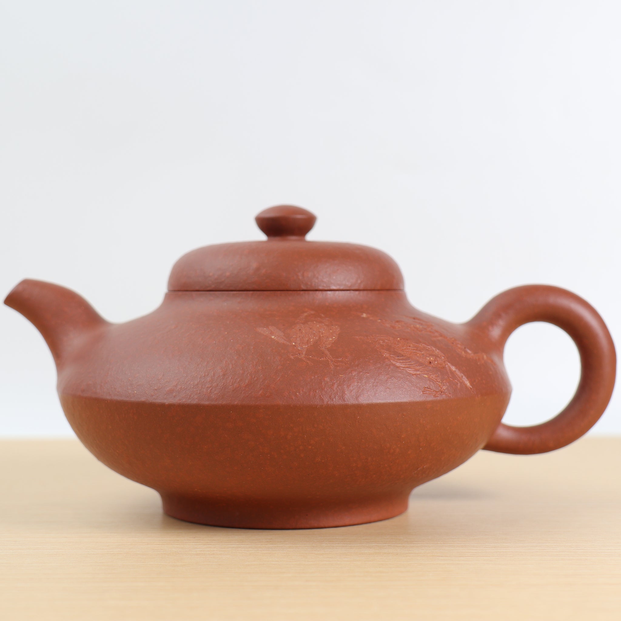 【合歡】原礦朱砂芙蓉坡雕刻紫砂茶壺