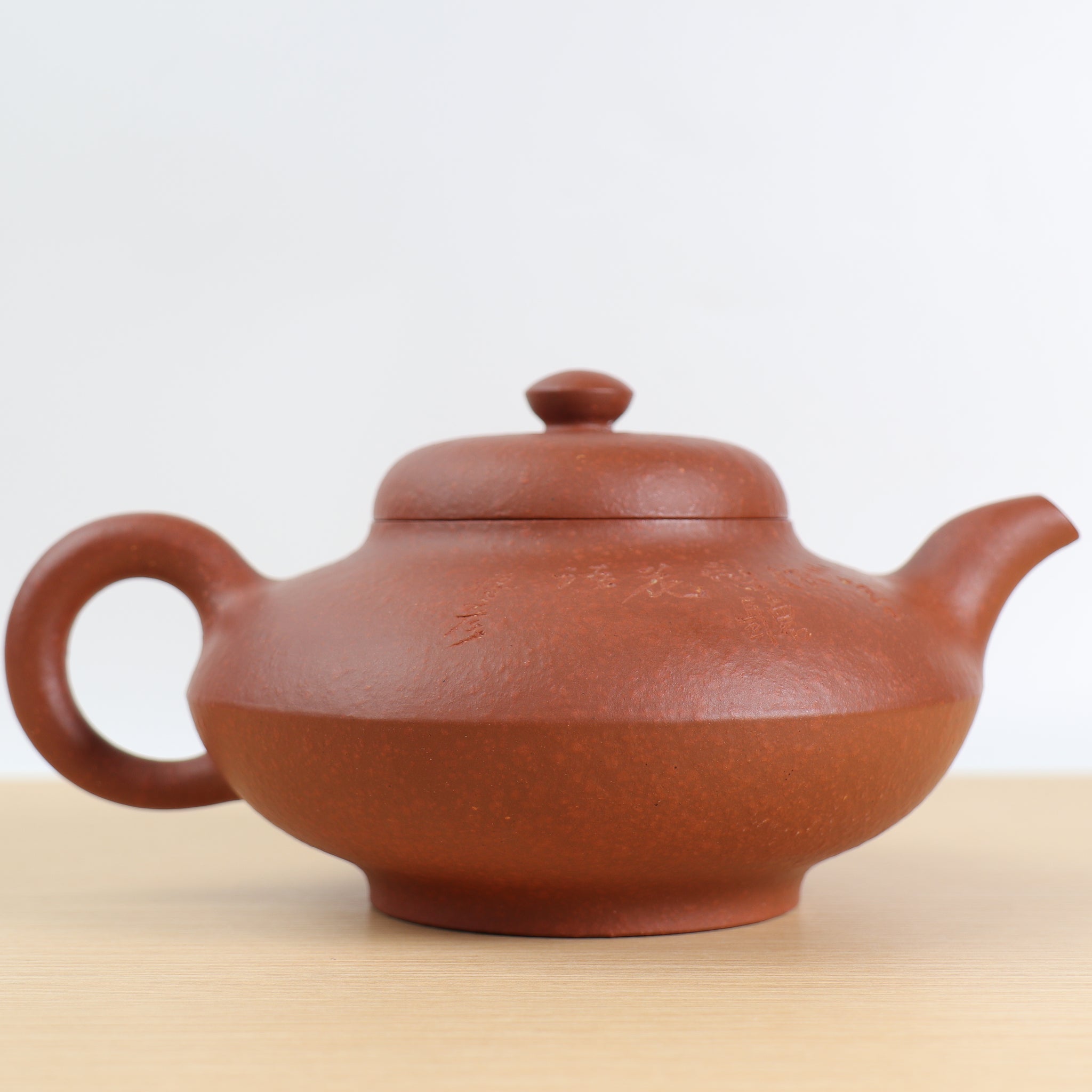 【合歡】原礦朱砂芙蓉坡雕刻紫砂茶壺