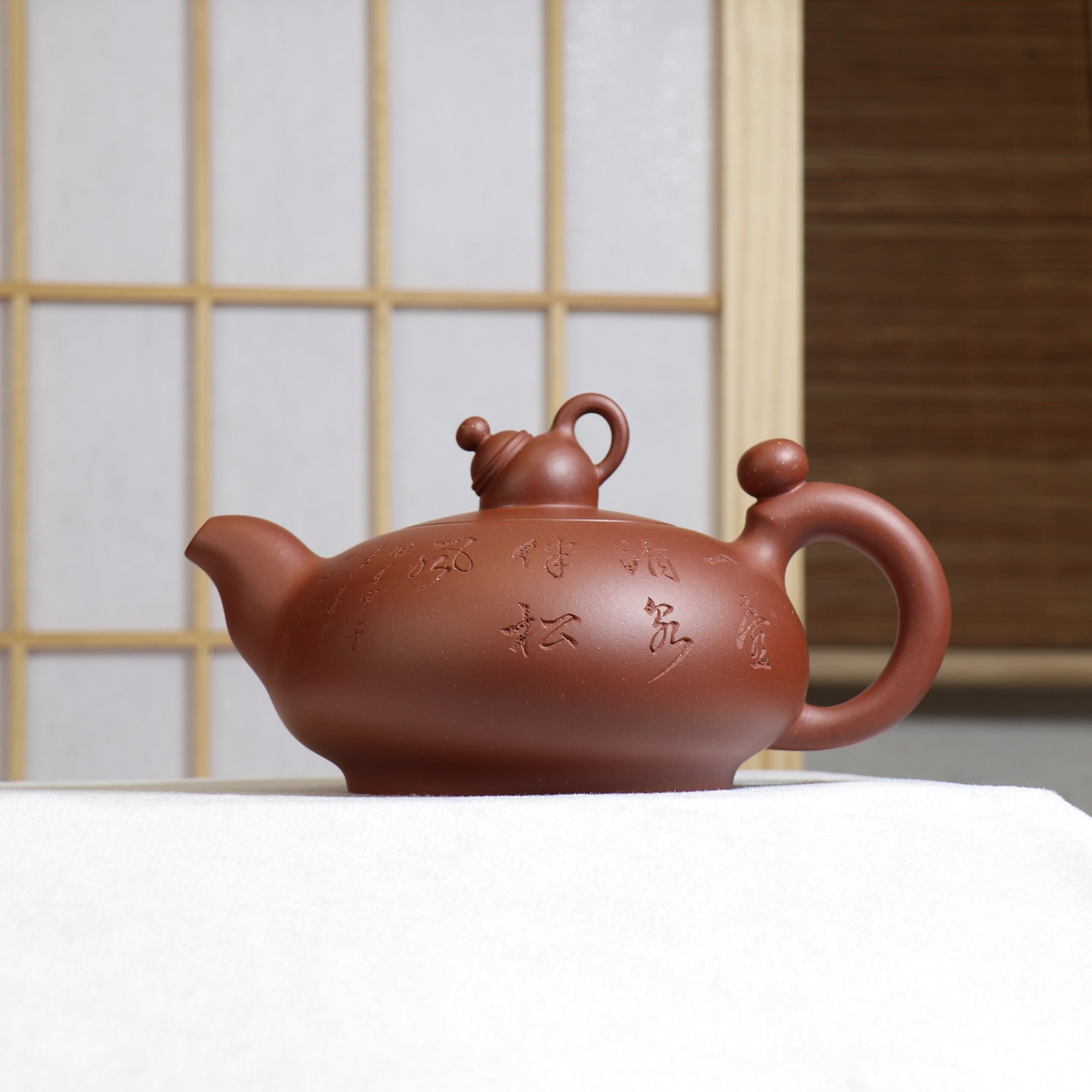 [Pot within a pot] Purple clay teapot carved in clear cement