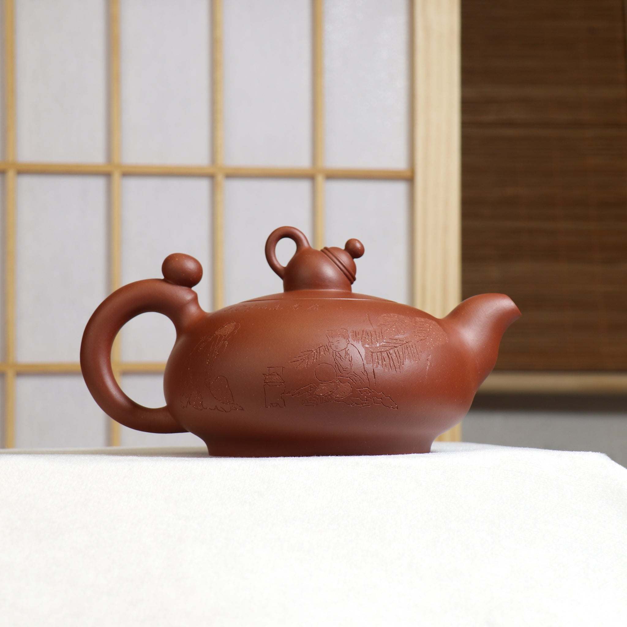 [Pot within a pot] Purple clay teapot carved in clear cement