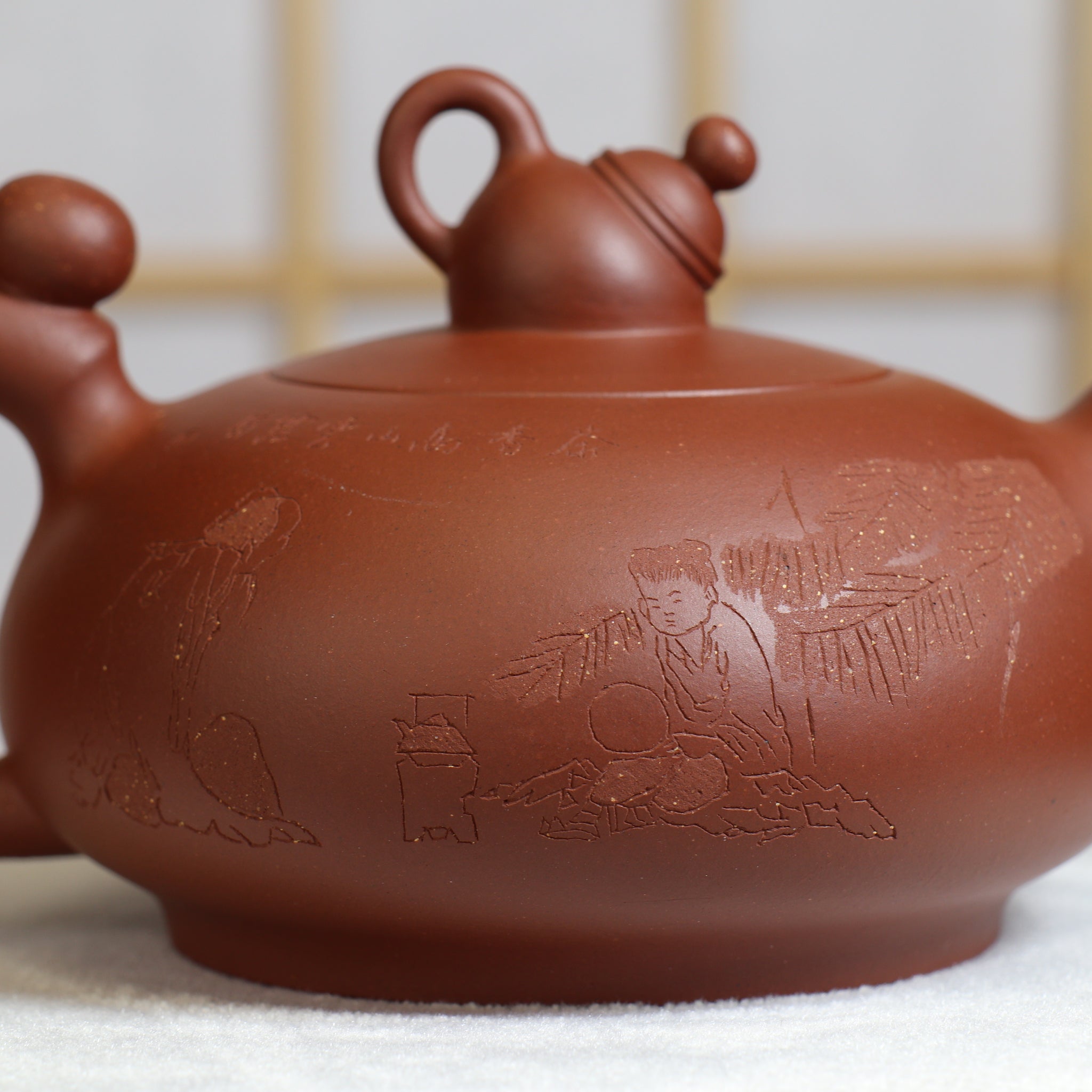 [Pot within a pot] Purple clay teapot carved in clear cement