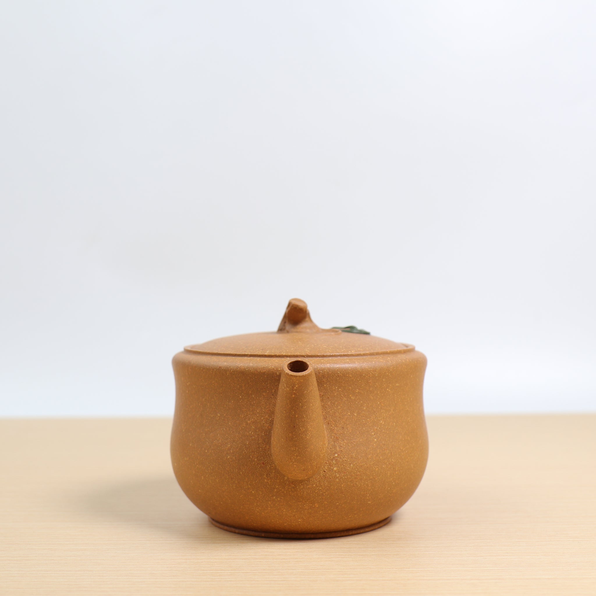 （已售出）【承露】原礦葵黃段泥貼花紫砂茶壺