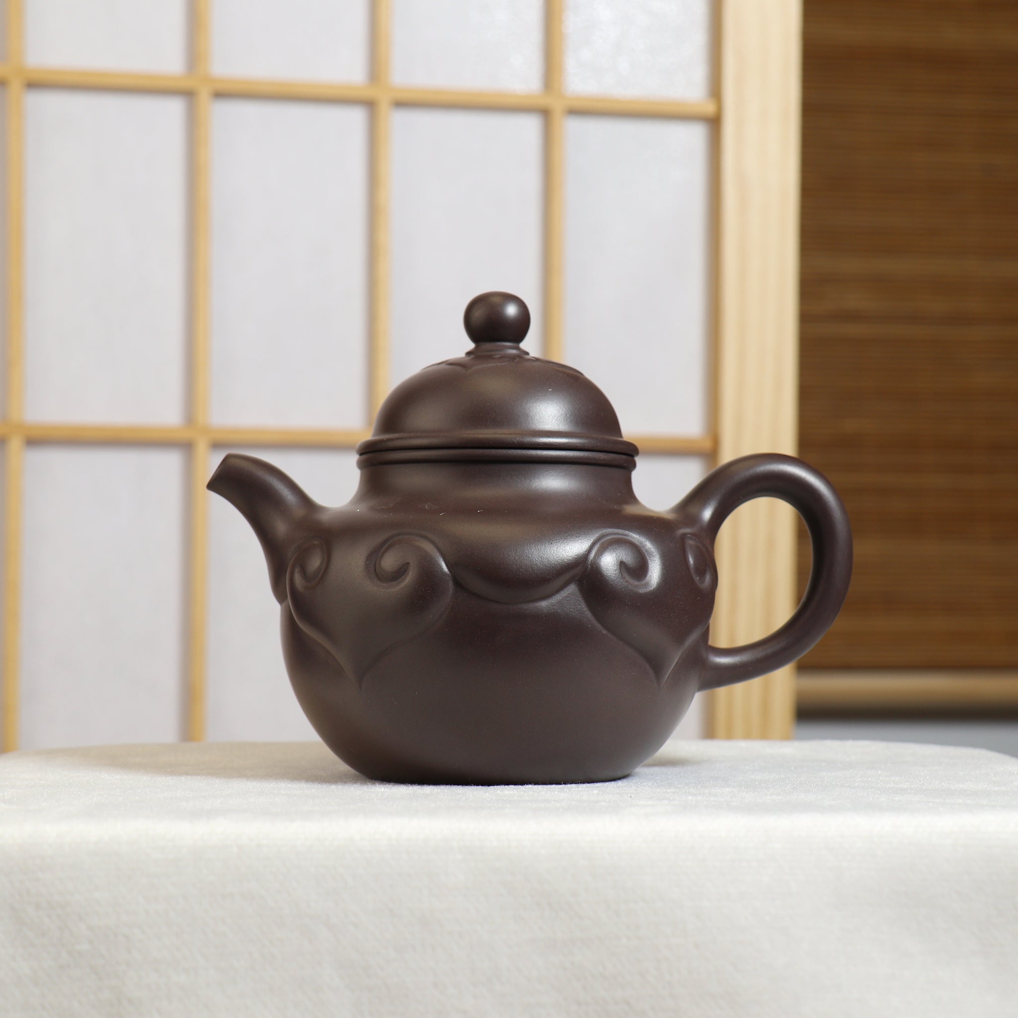 【如意掇球】紫泥貼花如意紫砂茶壺
